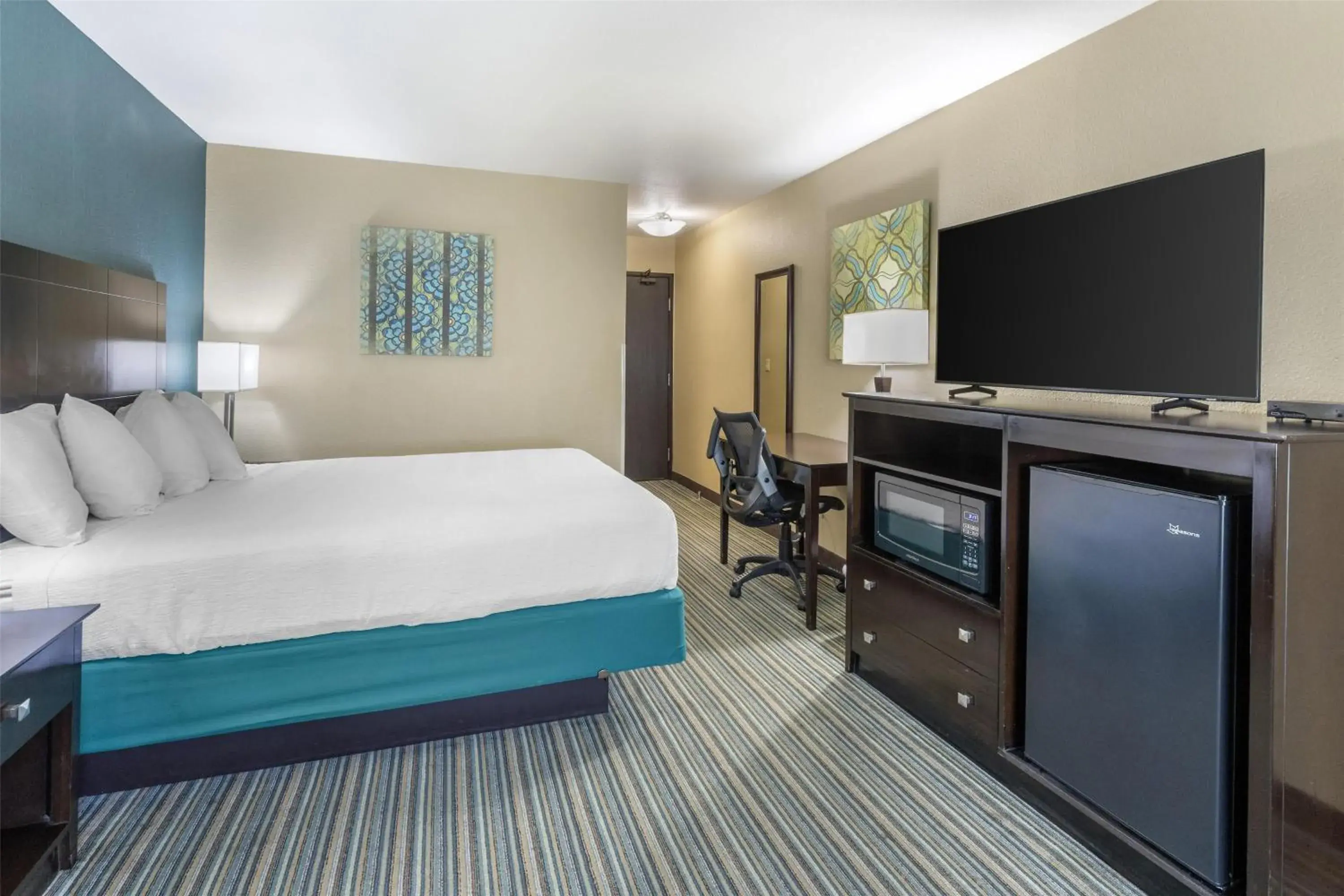 Bedroom, Bed in Best Western Long Beach Inn Bedroom, Bed in Best Western Long Beach Inn