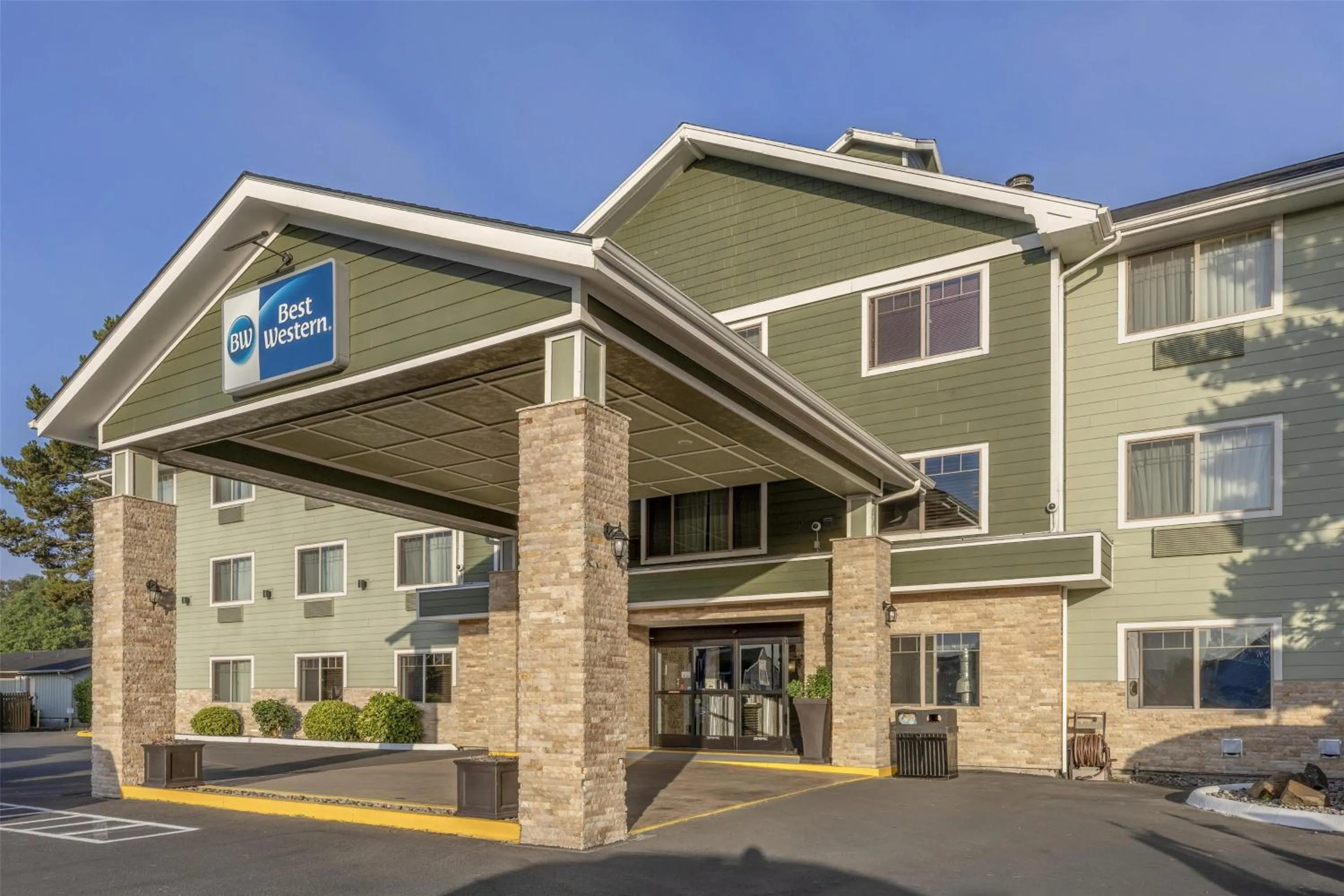 Property building in Best Western Long Beach Inn