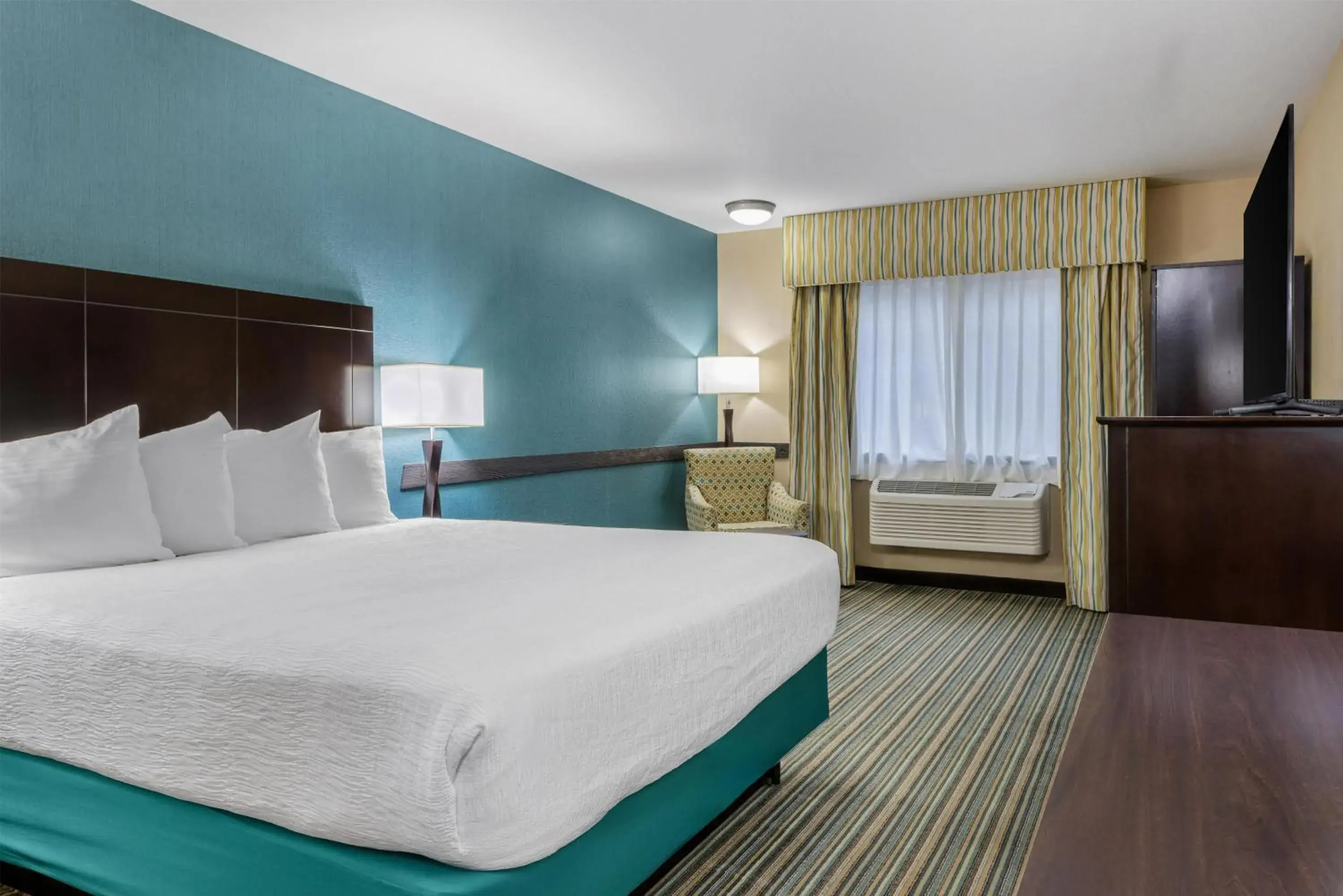 Bedroom, Bed in Best Western Long Beach Inn Bedroom, Bed in Best Western Long Beach Inn