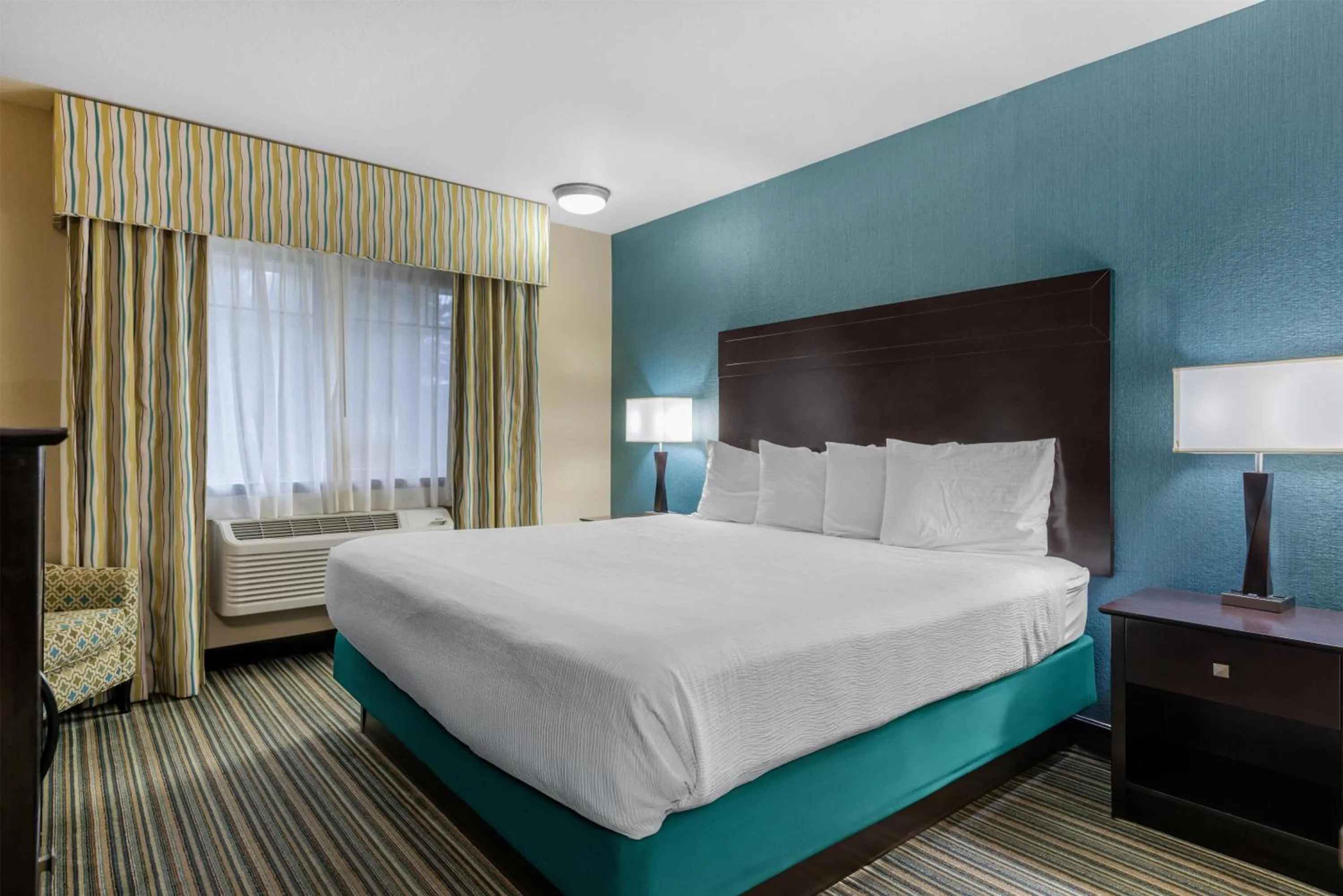 Photo of the whole room, Bed in Best Western Long Beach Inn