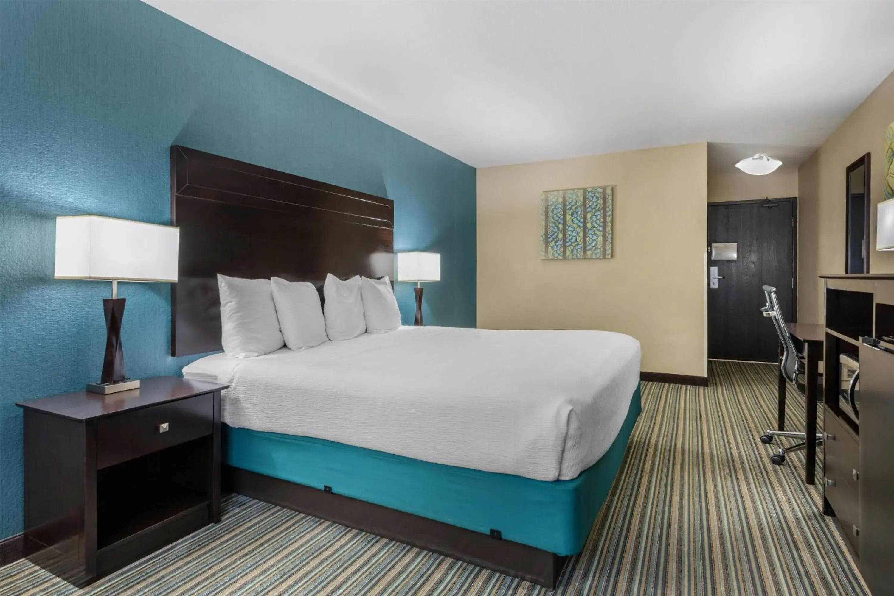 Bedroom, Bed in Best Western Long Beach Inn Bedroom, Bed in Best Western Long Beach Inn