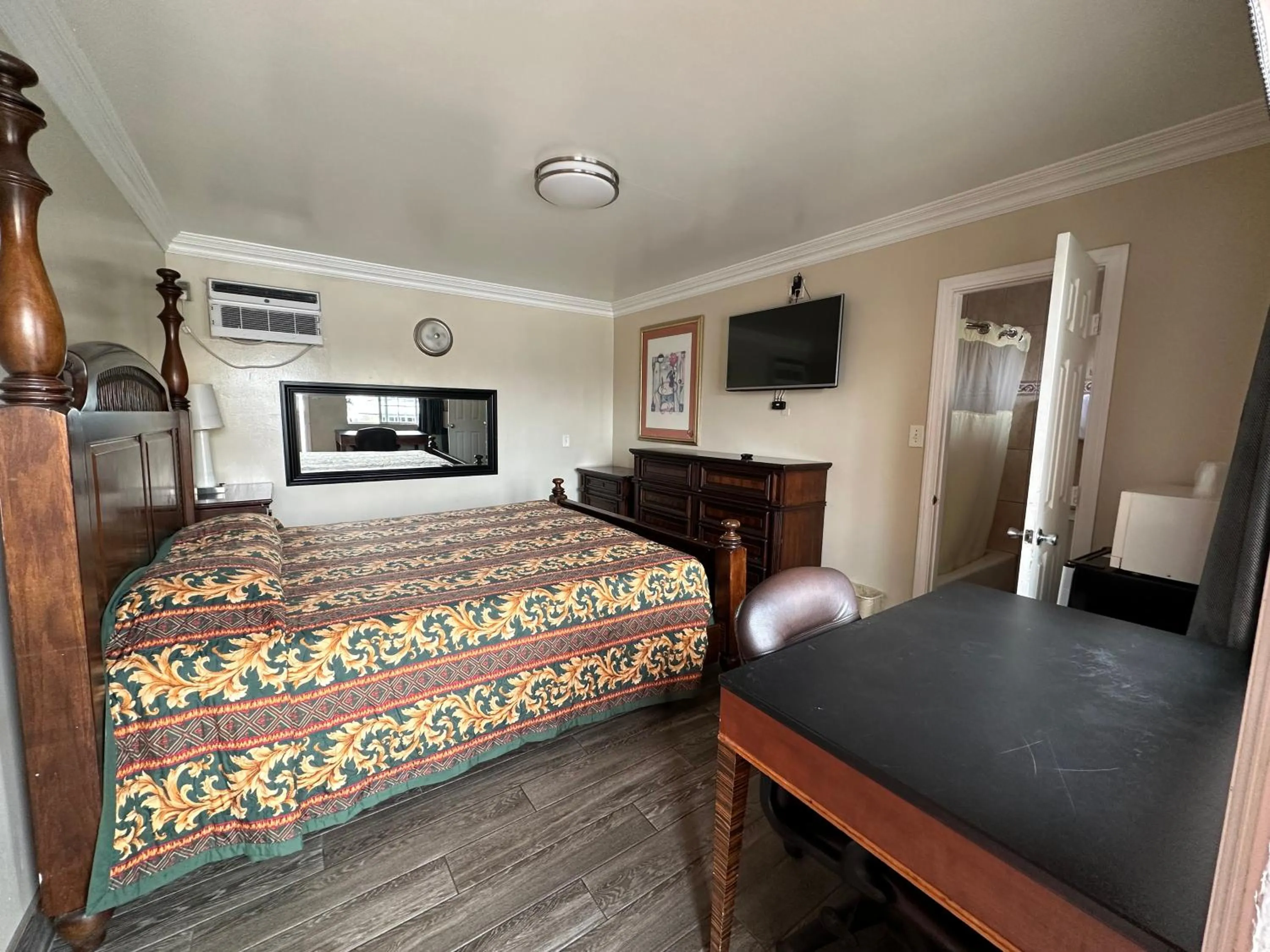 Bed in Flamingo Motel Oxnard