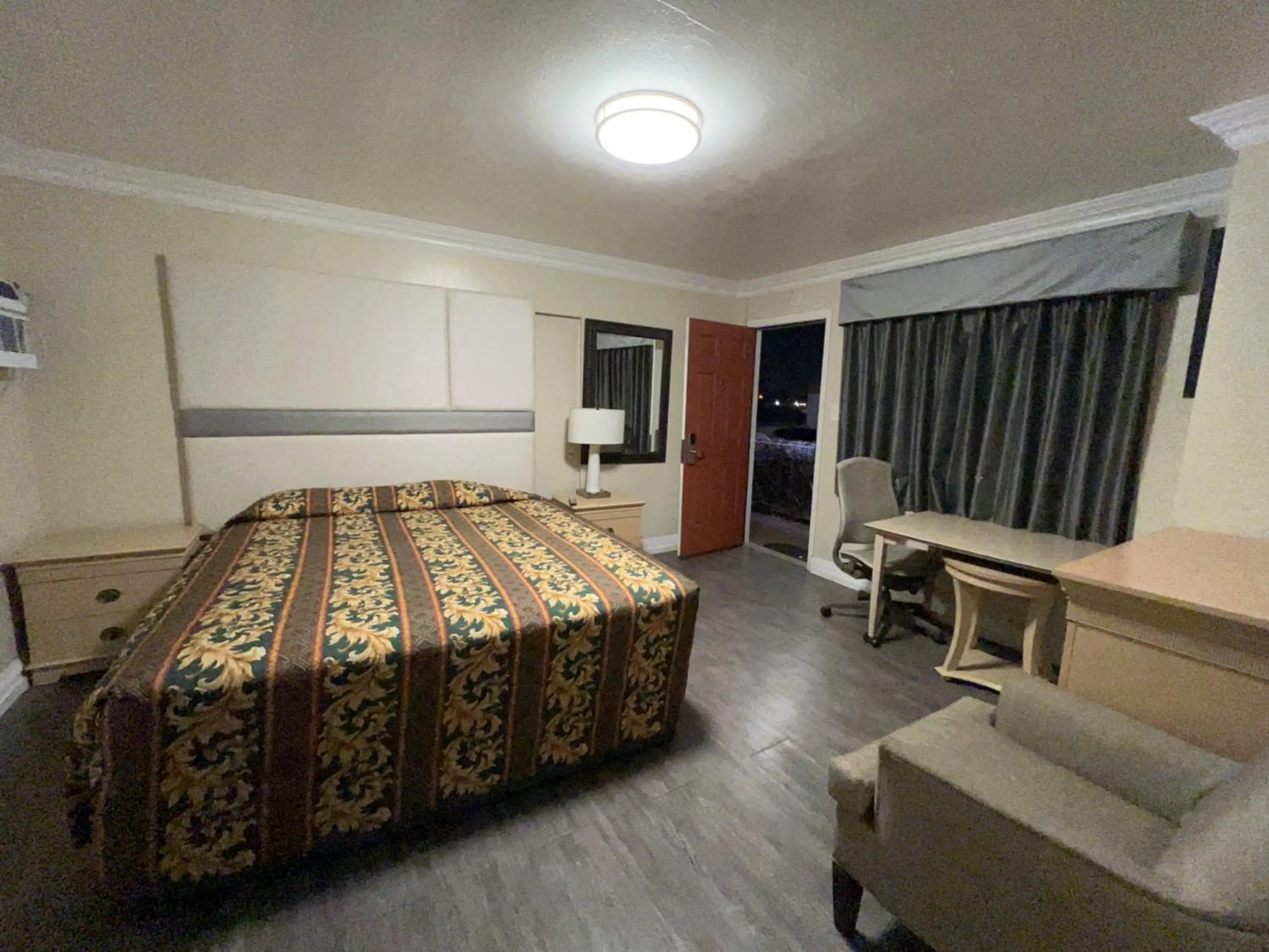 Bed in Flamingo Motel Oxnard