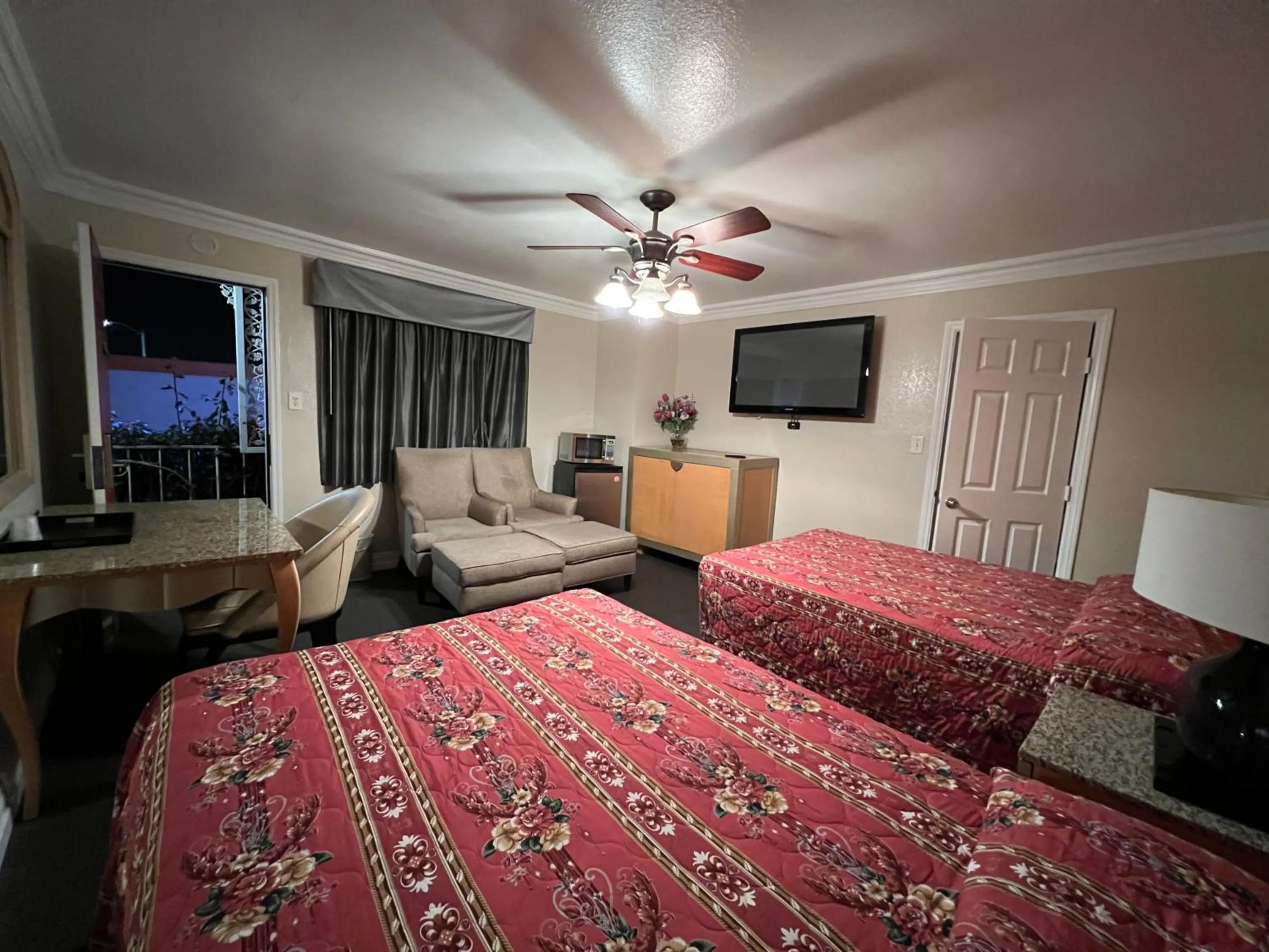 Bed in Flamingo Motel Oxnard