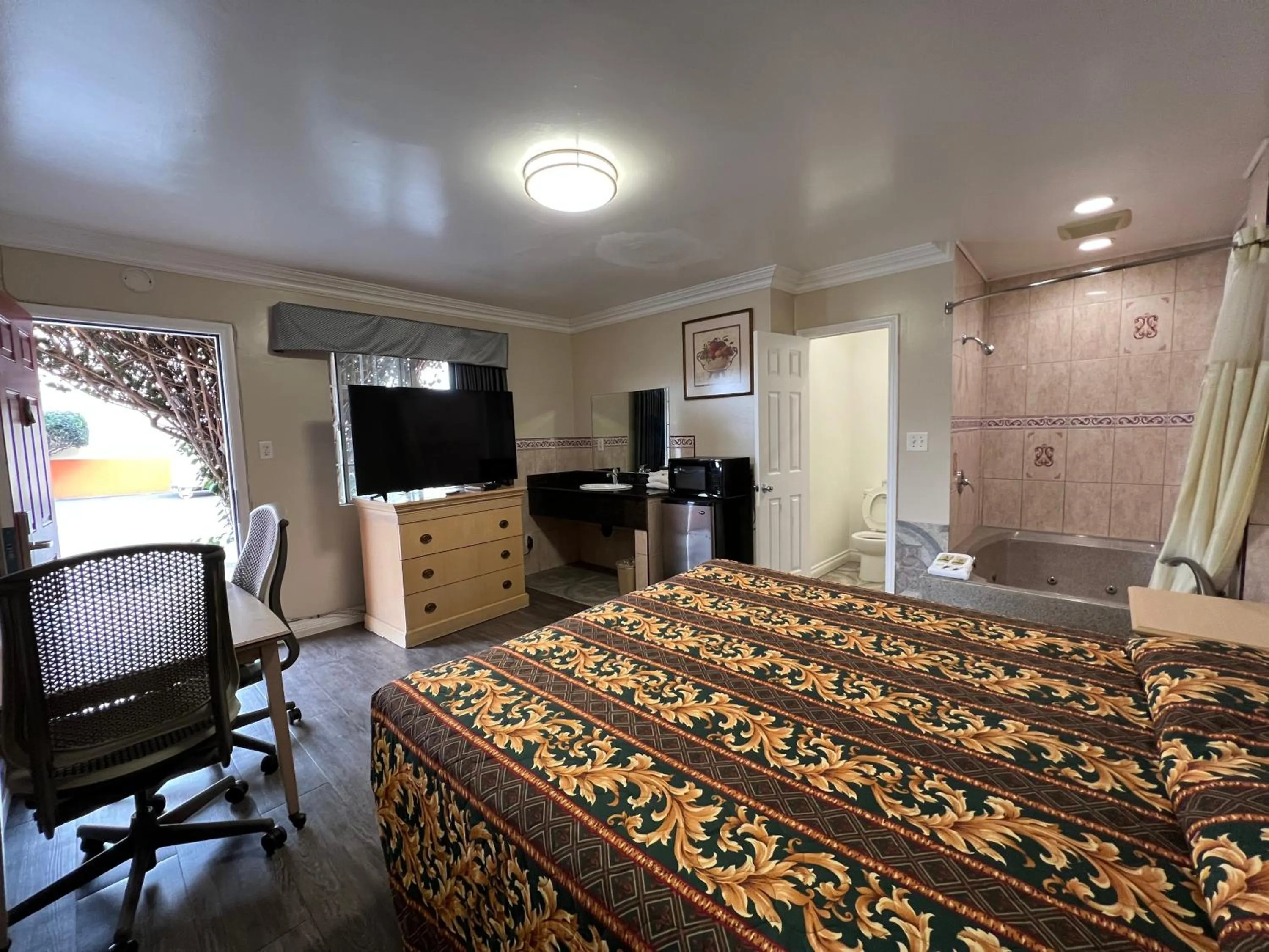 Bed in Flamingo Motel Oxnard