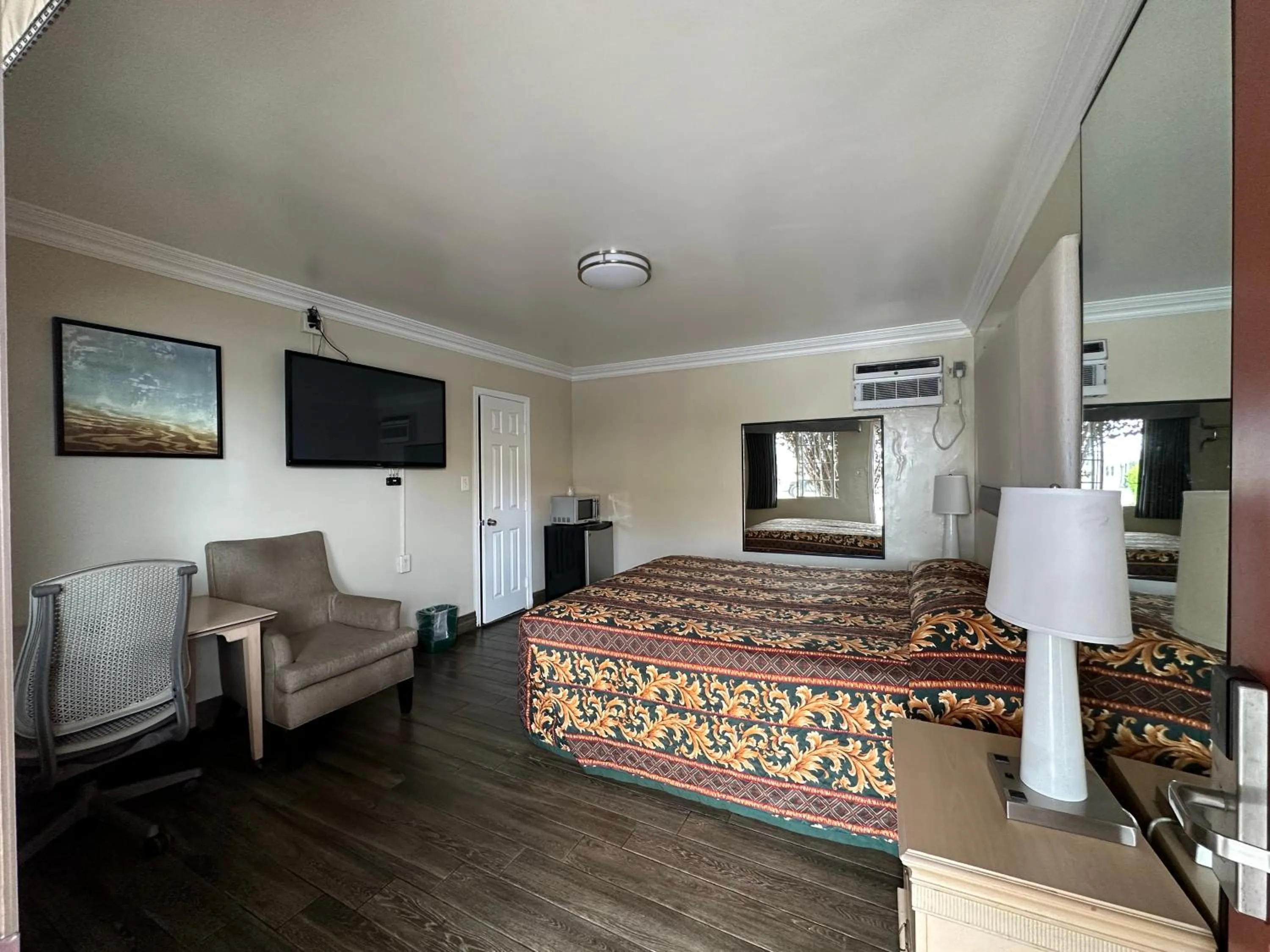 Bed in Flamingo Motel Oxnard