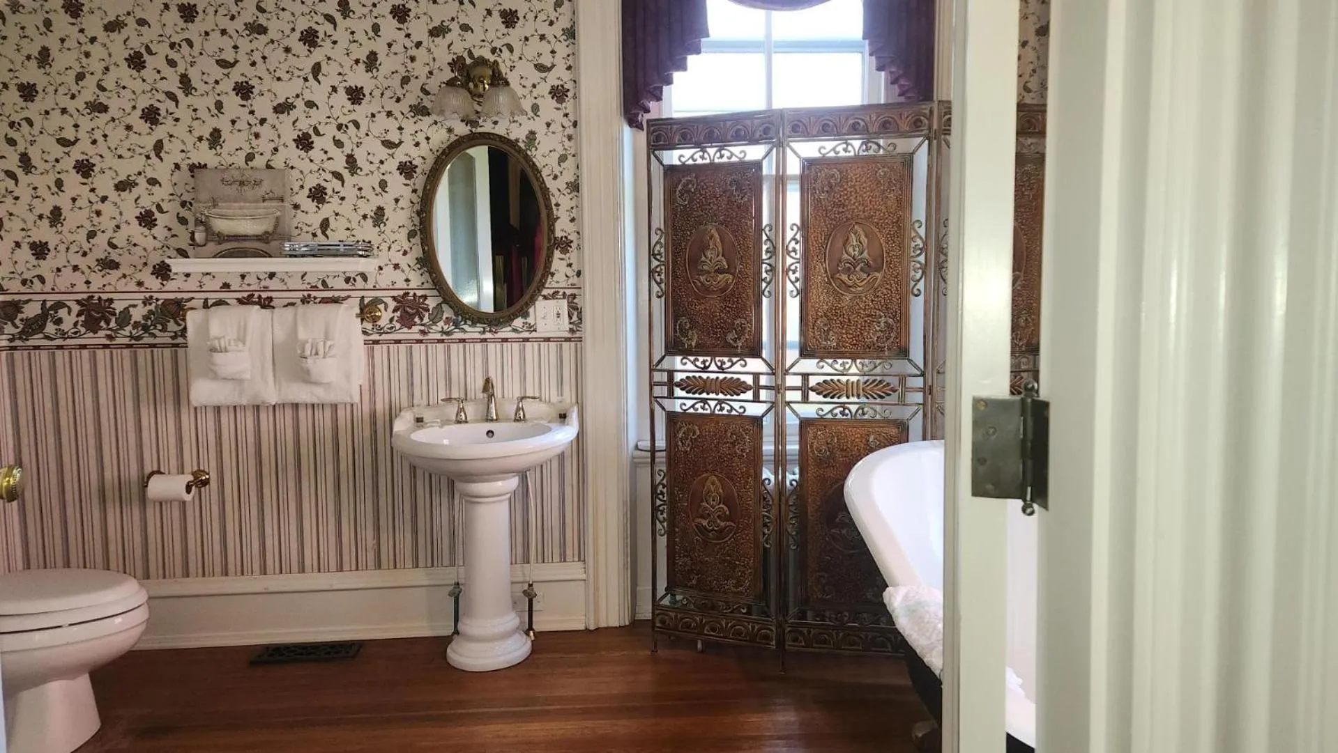 Bathroom in Greystone Manor Bed & Breakfast