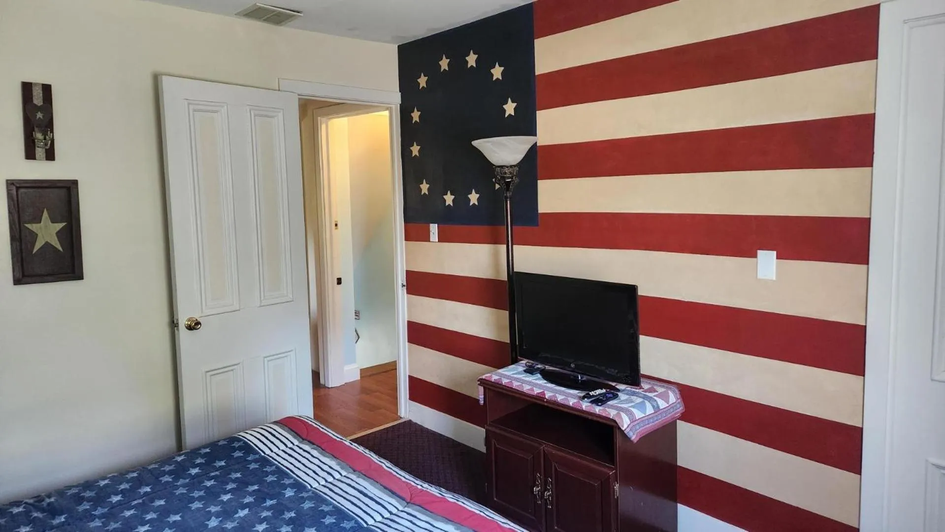 TV and multimedia in Greystone Manor Bed & Breakfast