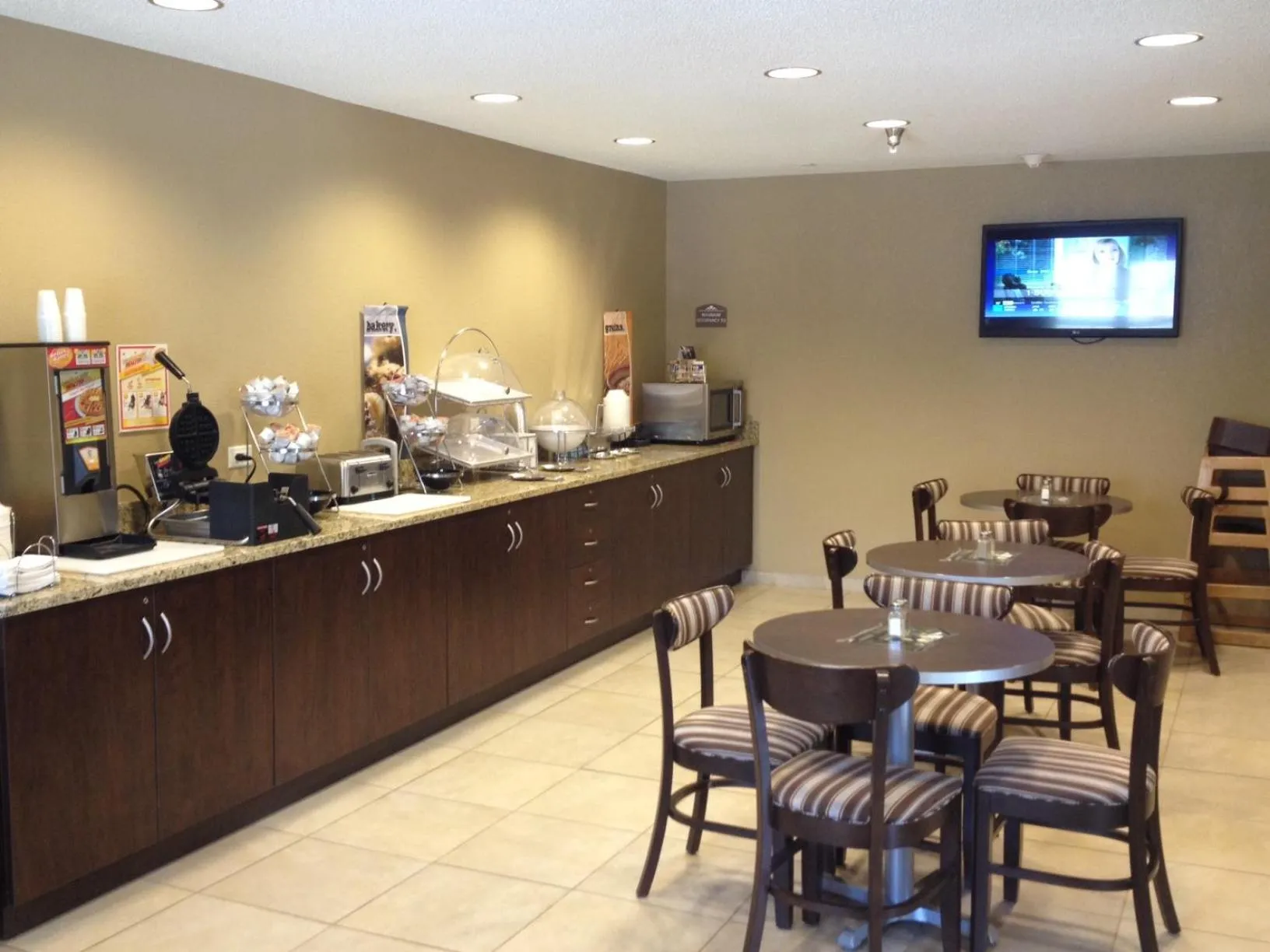 Continental breakfast in Microtel Inn & Suites By Wyndham Mineral Wells/Parkersburg