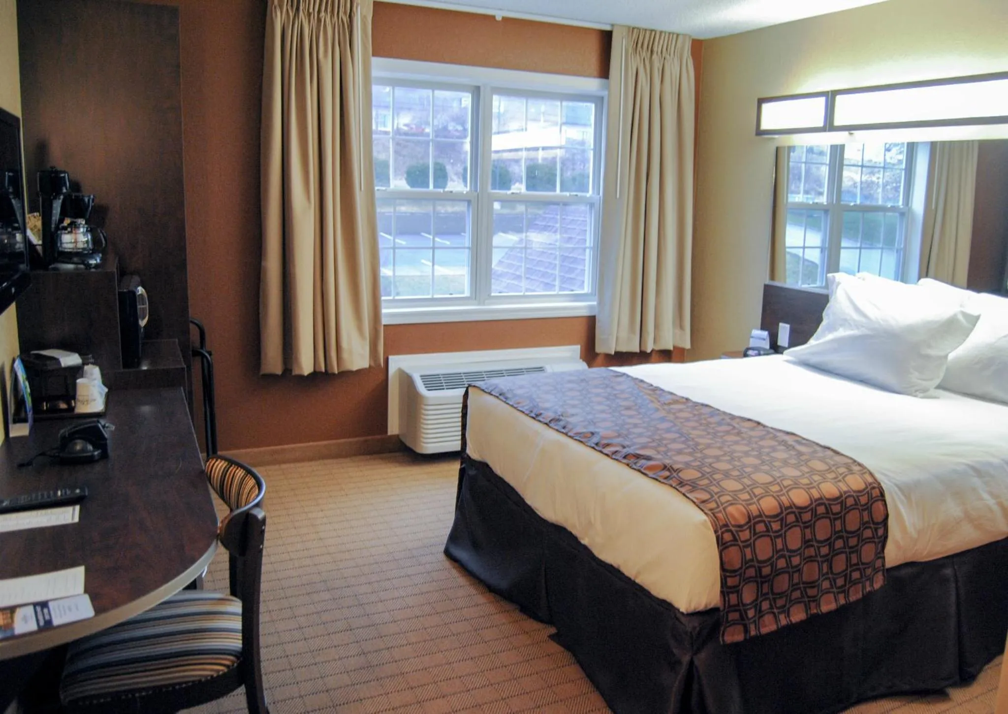 Bed in Microtel Inn & Suites By Wyndham Mineral Wells/Parkersburg