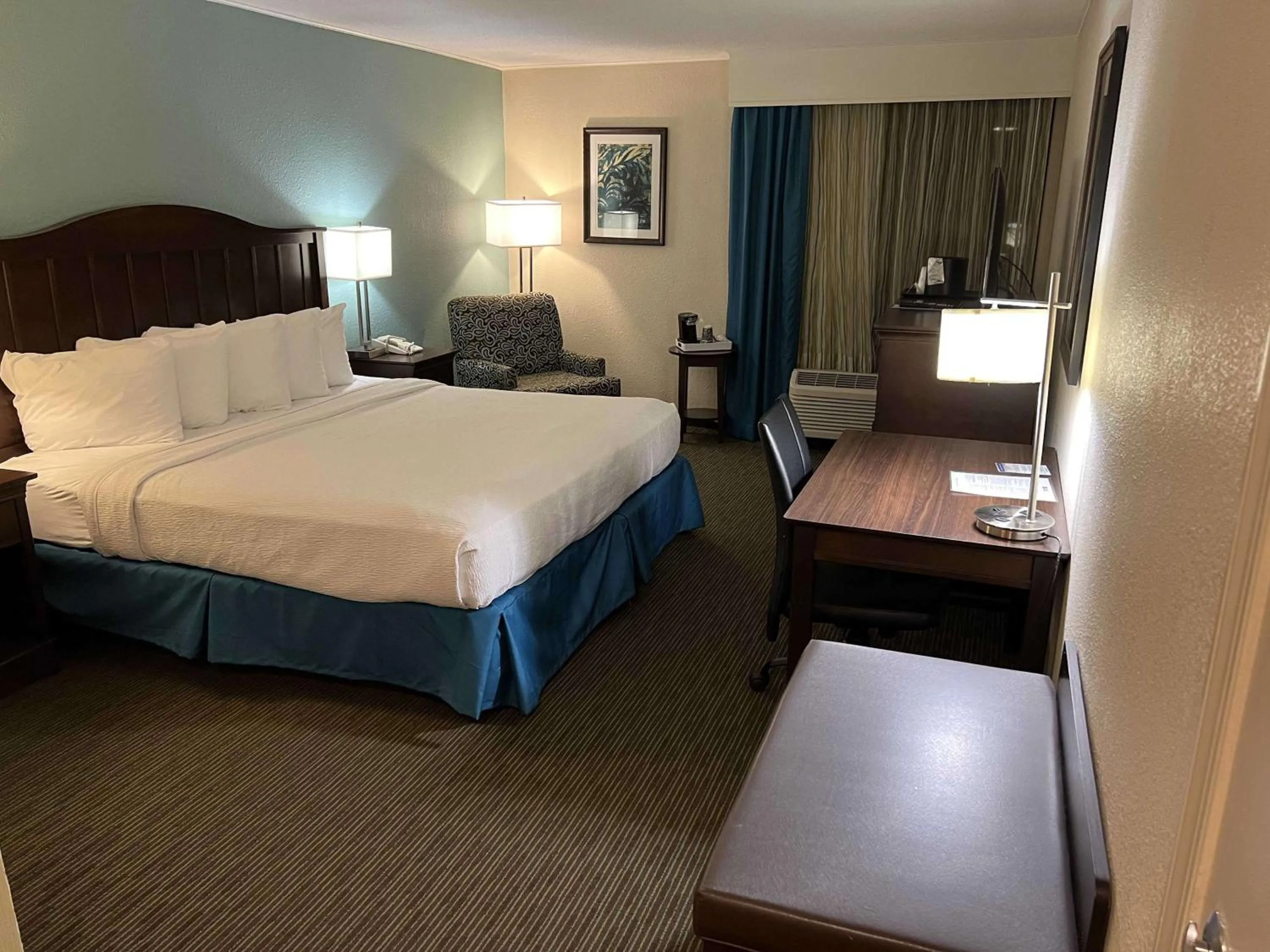 Photo of the whole room, Bed in Best Western Williamsburg Historic District