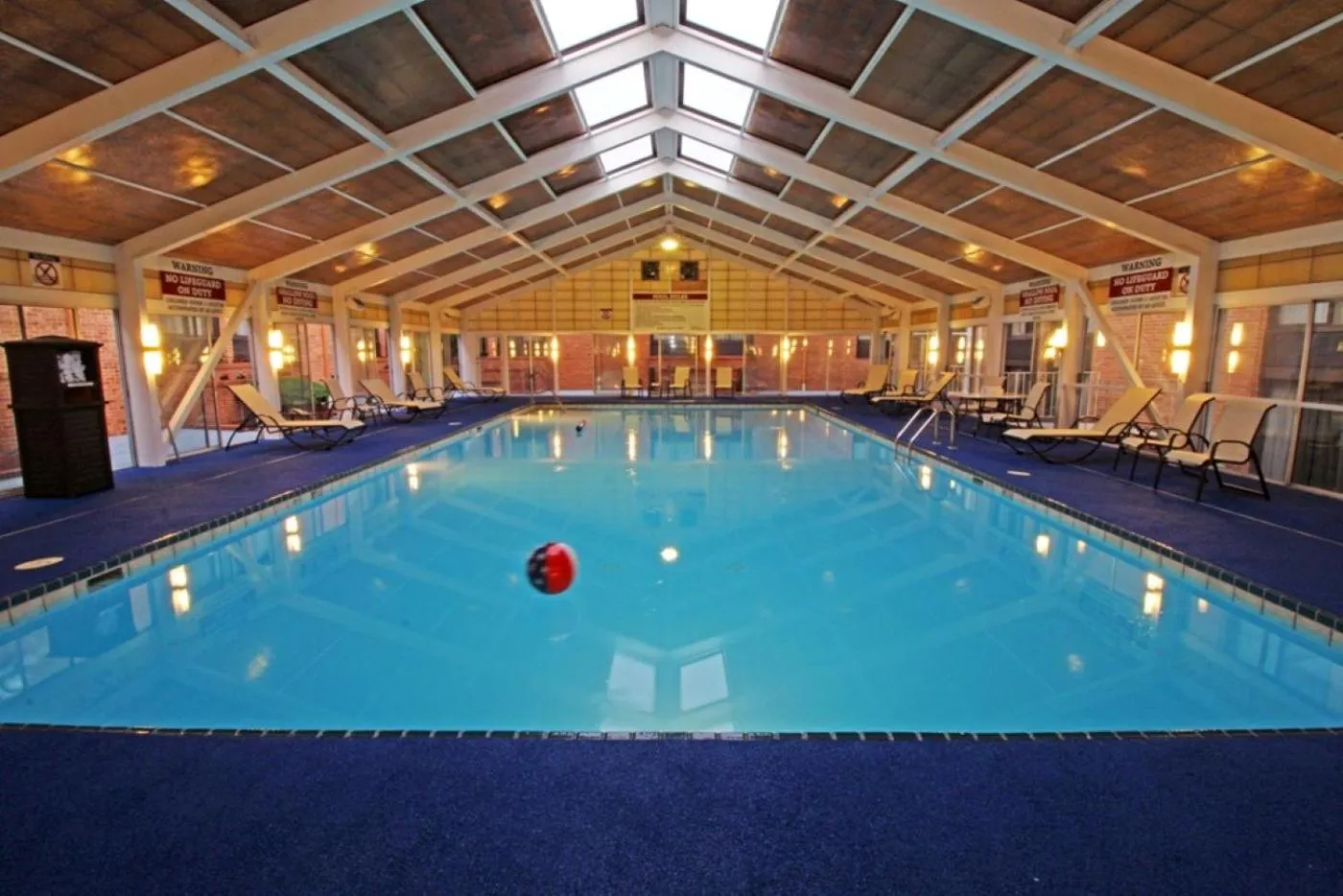 Swimming pool in Best Western Williamsburg Historic District