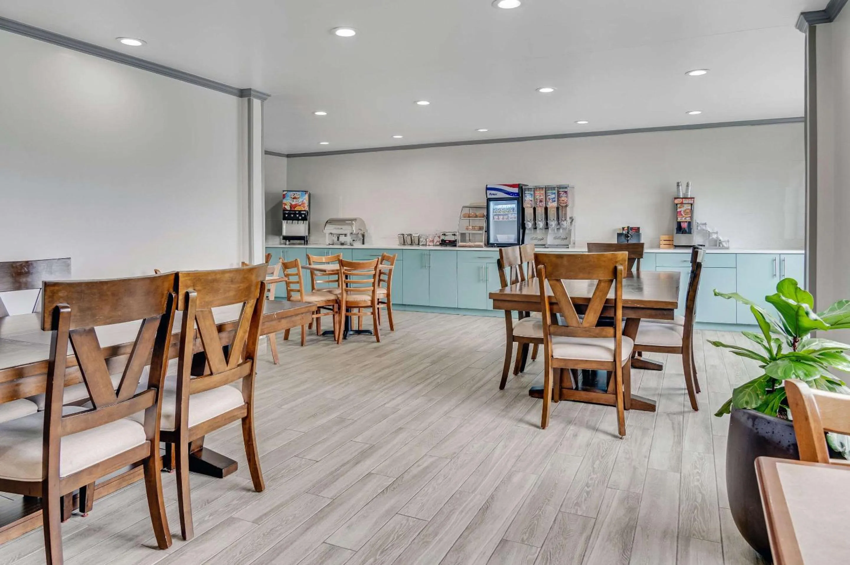 Breakfast in Country Inn & Suites by Radisson, Grand Rapids Airport, MI