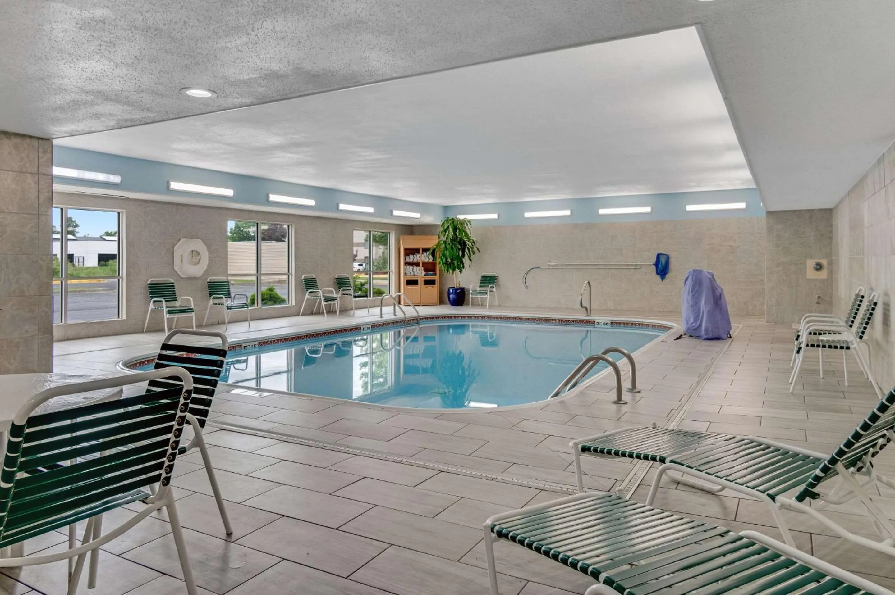 Swimming pool in Country Inn & Suites by Radisson, Grand Rapids Airport, MI