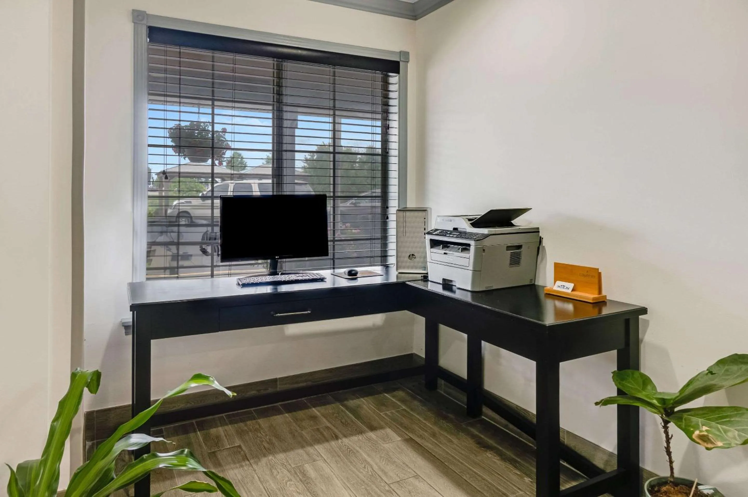 Business facilities in Country Inn & Suites by Radisson, Grand Rapids Airport, MI