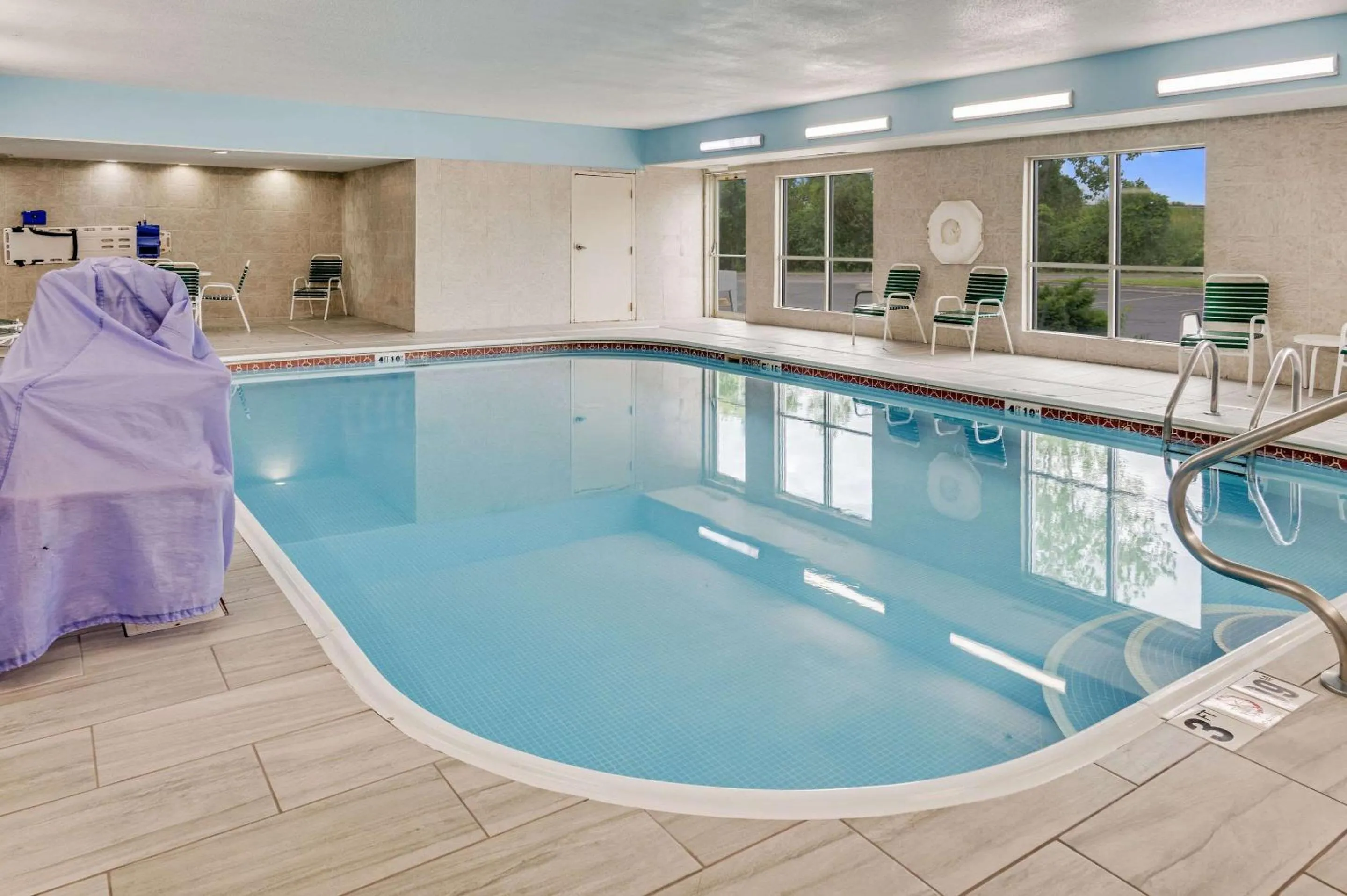 Swimming pool in Country Inn & Suites by Radisson, Grand Rapids Airport, MI