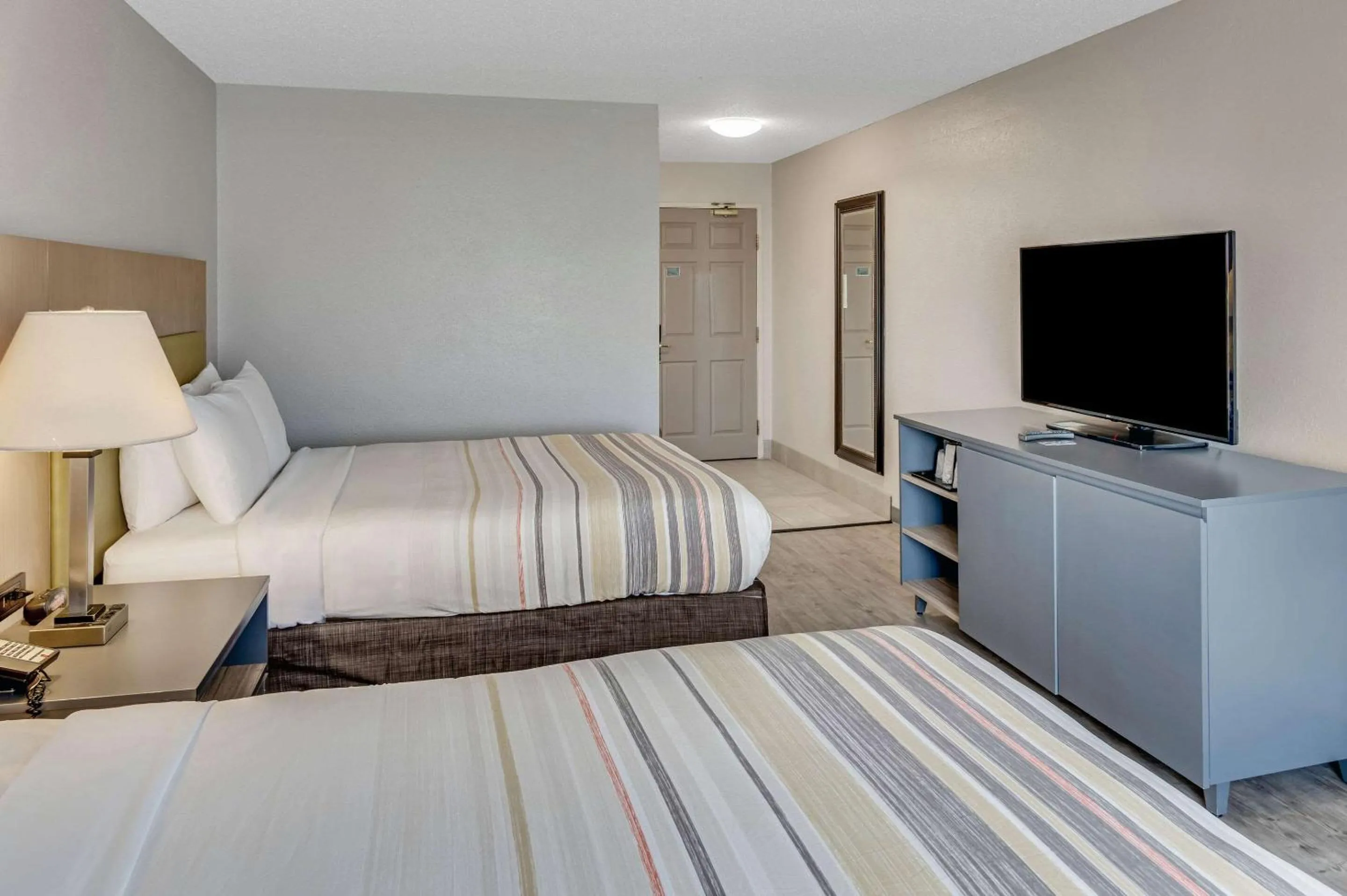 Bedroom, Bed in Country Inn & Suites by Radisson, Grand Rapids Airport, MI