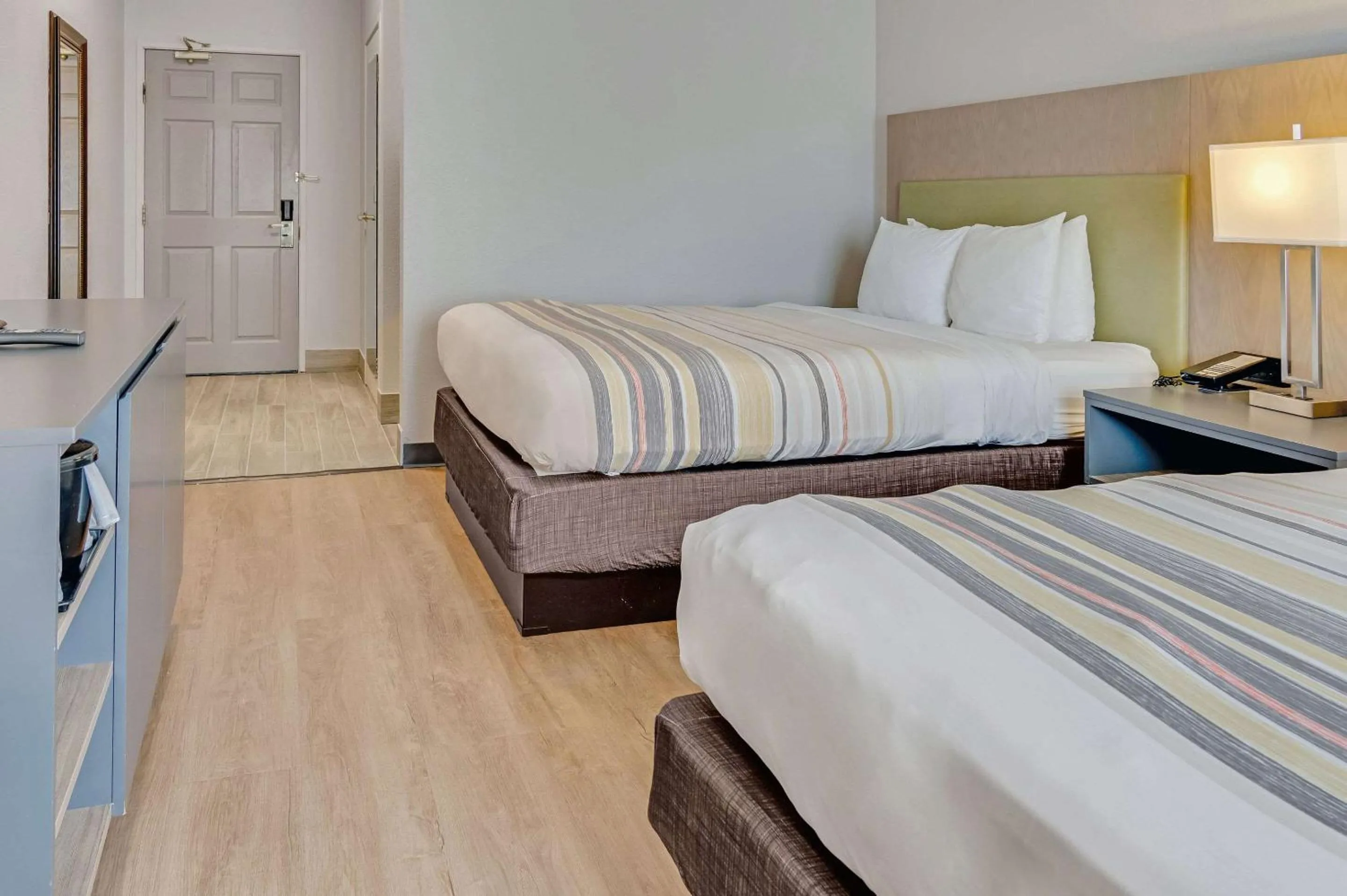 Bedroom, Bed in Country Inn & Suites by Radisson, Grand Rapids Airport, MI