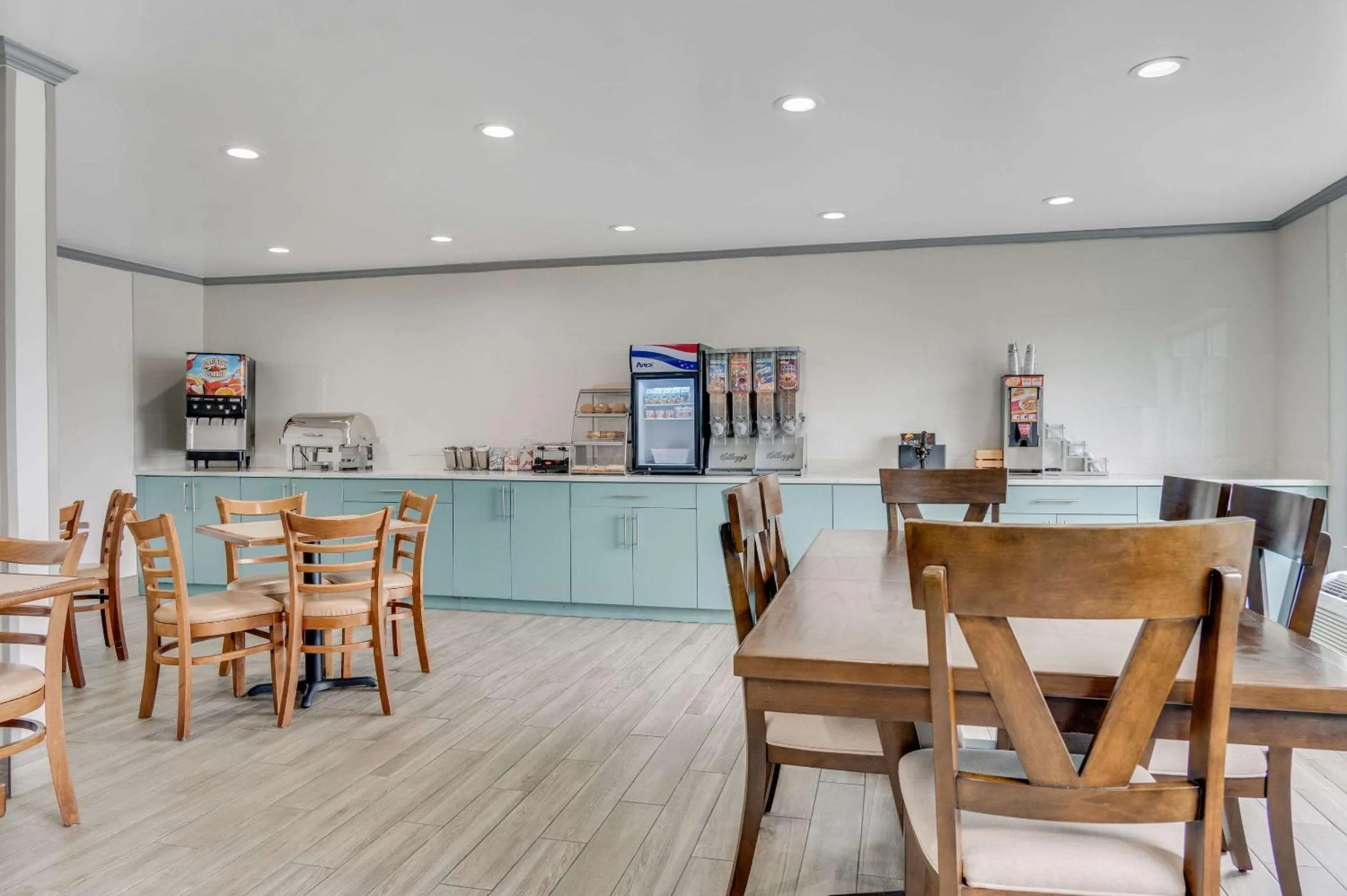 Breakfast in Country Inn & Suites by Radisson, Grand Rapids Airport, MI