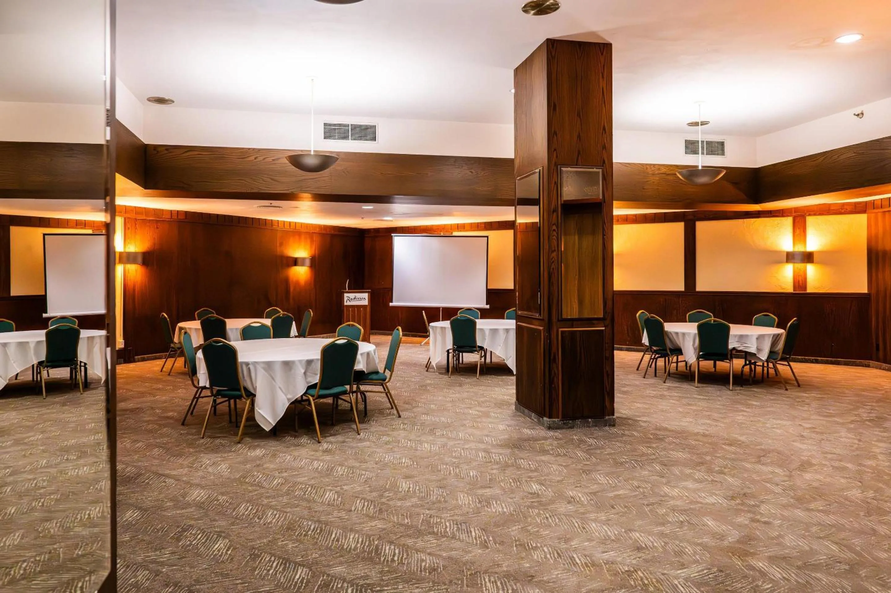 Meeting/conference room in Radisson Hotel Duluth-Harborview