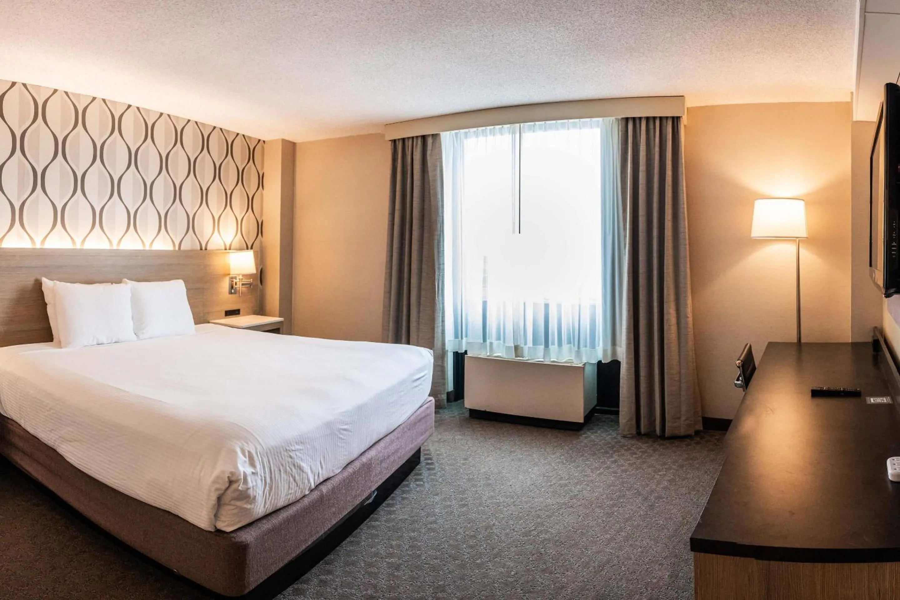 Bedroom, Bed in Radisson Hotel Duluth-Harborview