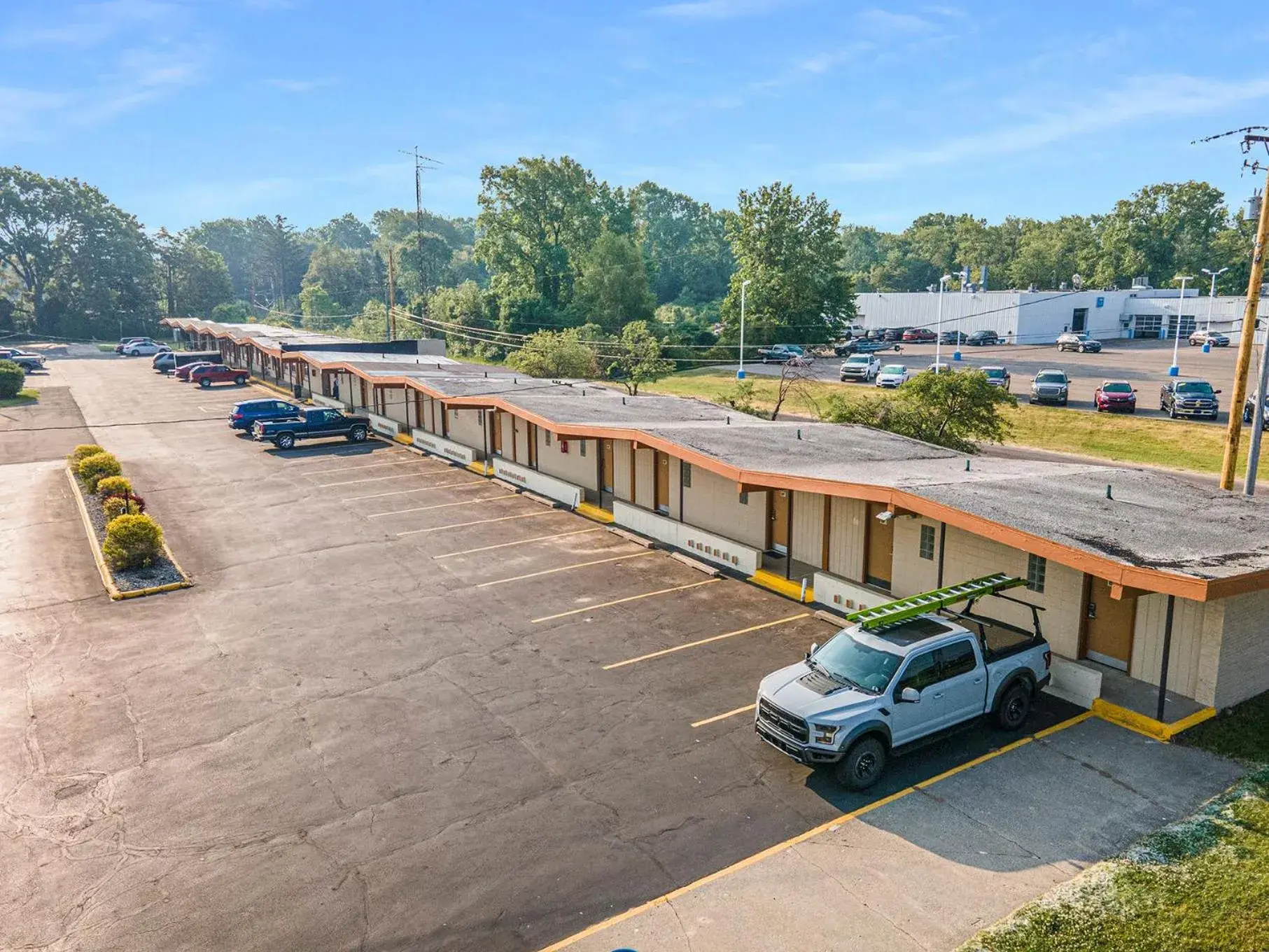 Property building in Great Lakes Inn & Suites