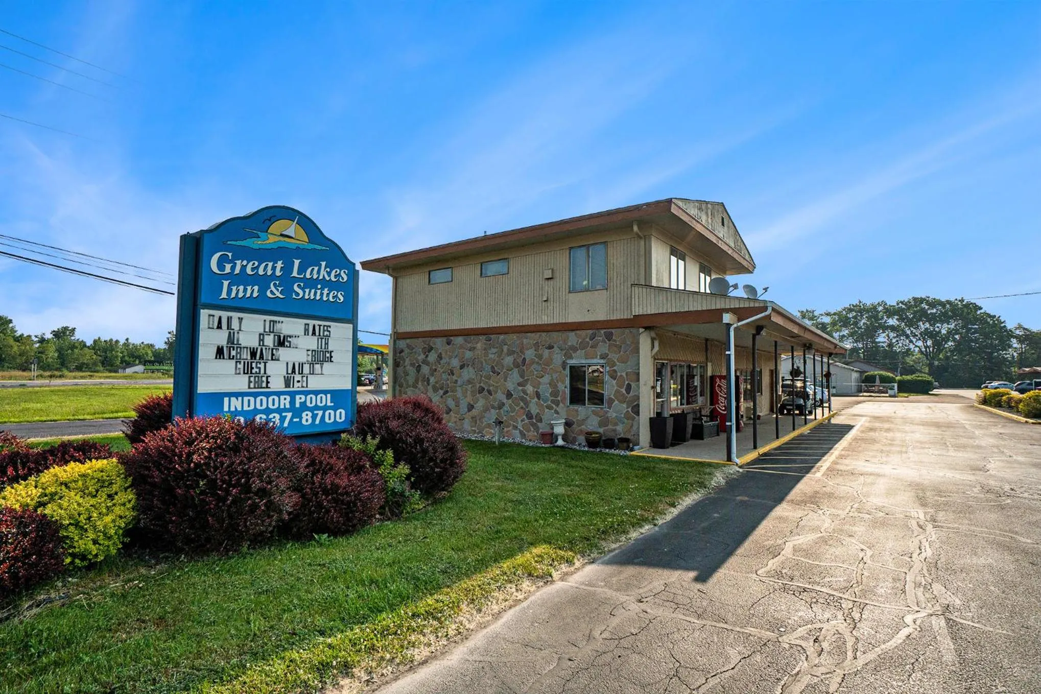 Property building in Great Lakes Inn & Suites