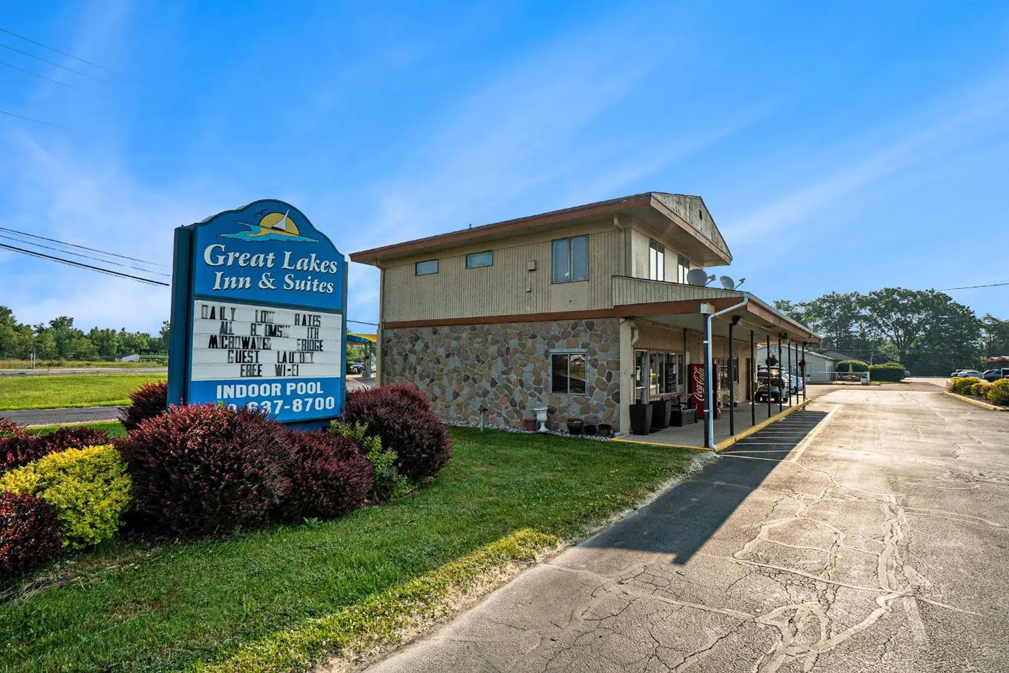 Property Building in Great Lakes Inn & Suites