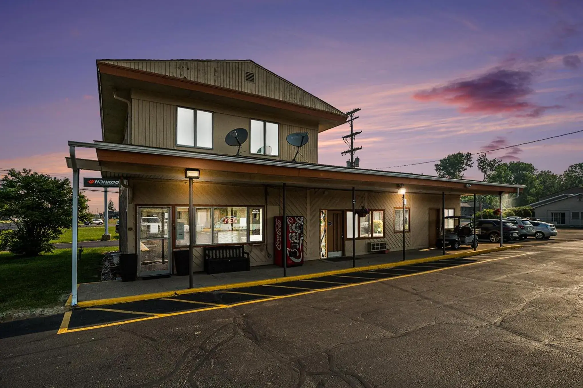 Property Building in Great Lakes Inn & Suites