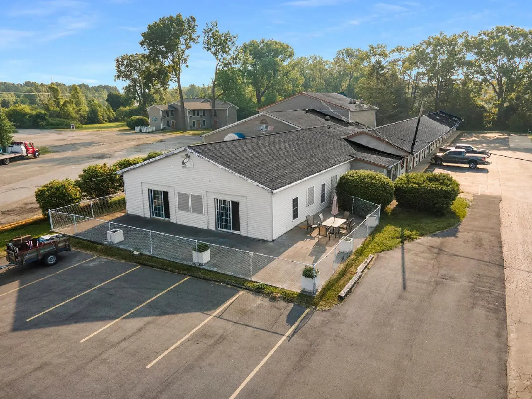 Property building, Bird's-eye View in Great Lakes Inn & Suites