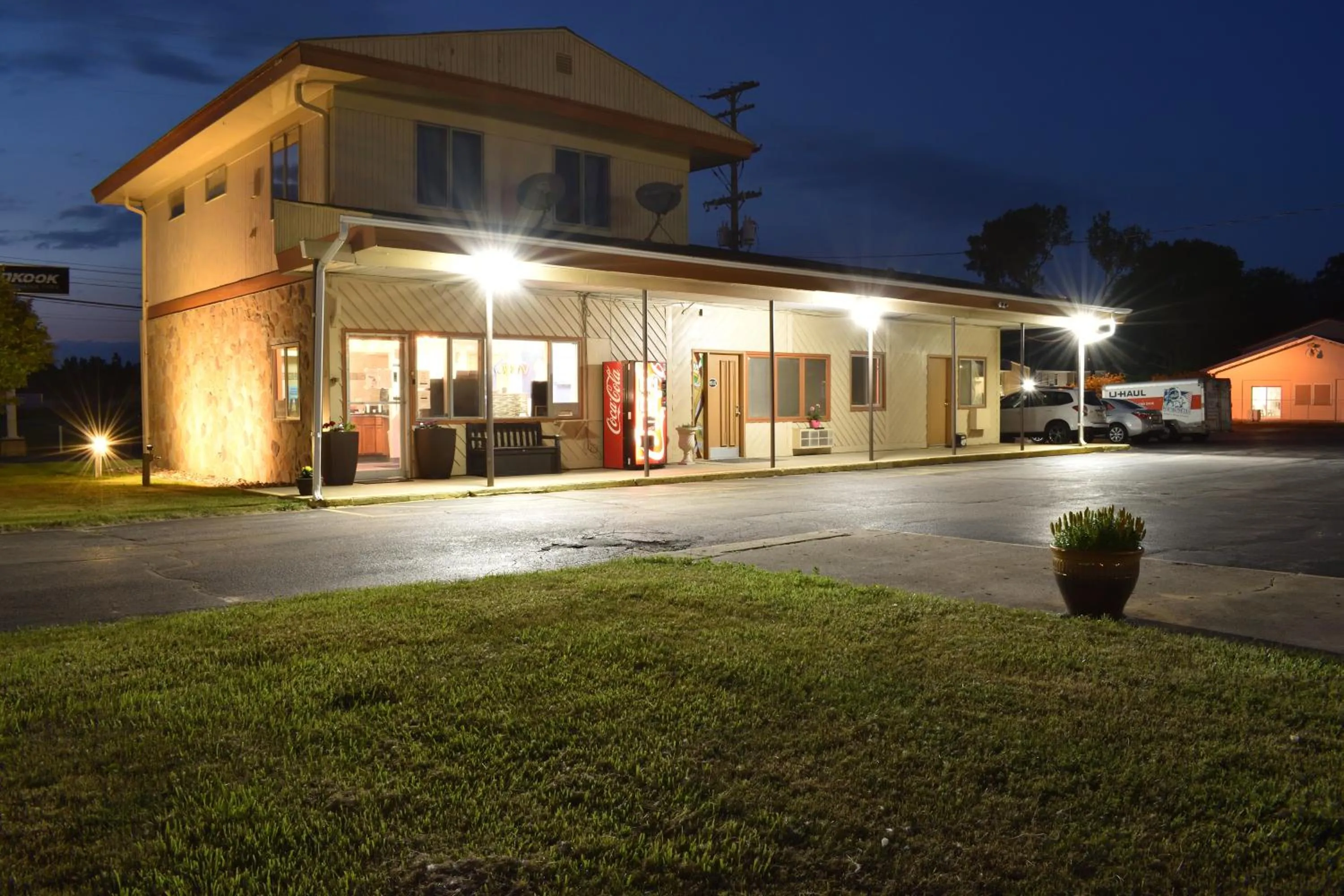 Property building in Great Lakes Inn & Suites