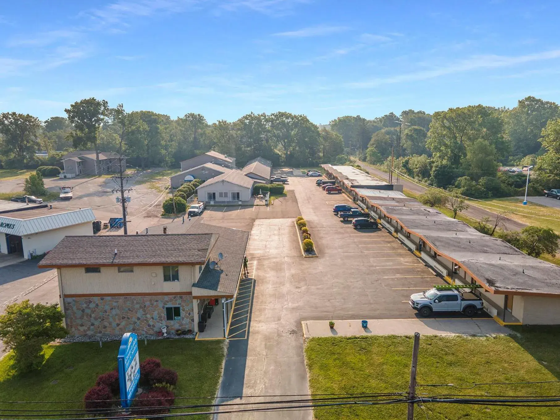 Property building, Bird's-eye View in Great Lakes Inn & Suites