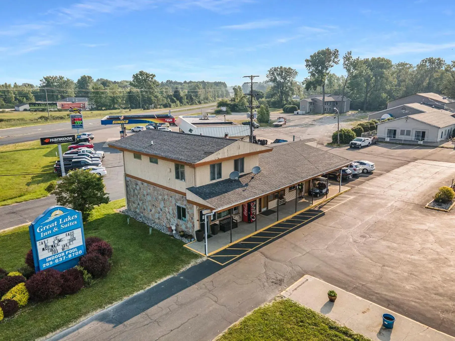 Property building in Great Lakes Inn & Suites