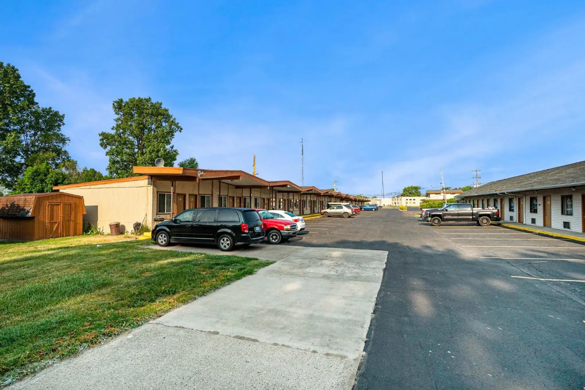 Property Building in Great Lakes Inn & Suites