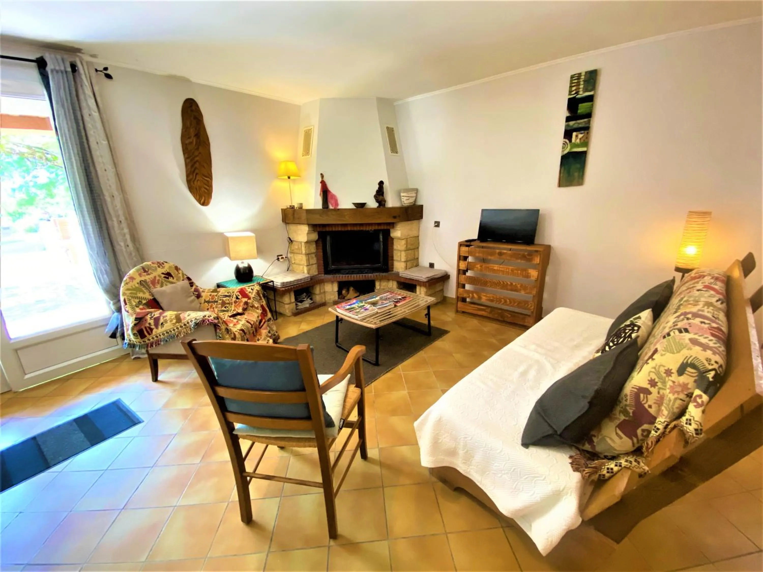 Bed in GITE DE GROUPE 15p, 7 ch, 6 sdb, parc et salle de réception, ou CHAMBRES D'HOTES