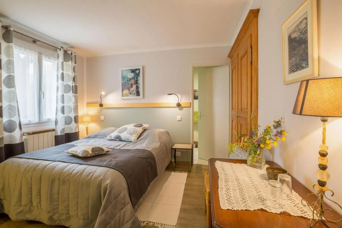 Bed in GITE DE GROUPE 15p, 7 ch, 6 sdb, parc et salle de réception, ou CHAMBRES D'HOTES