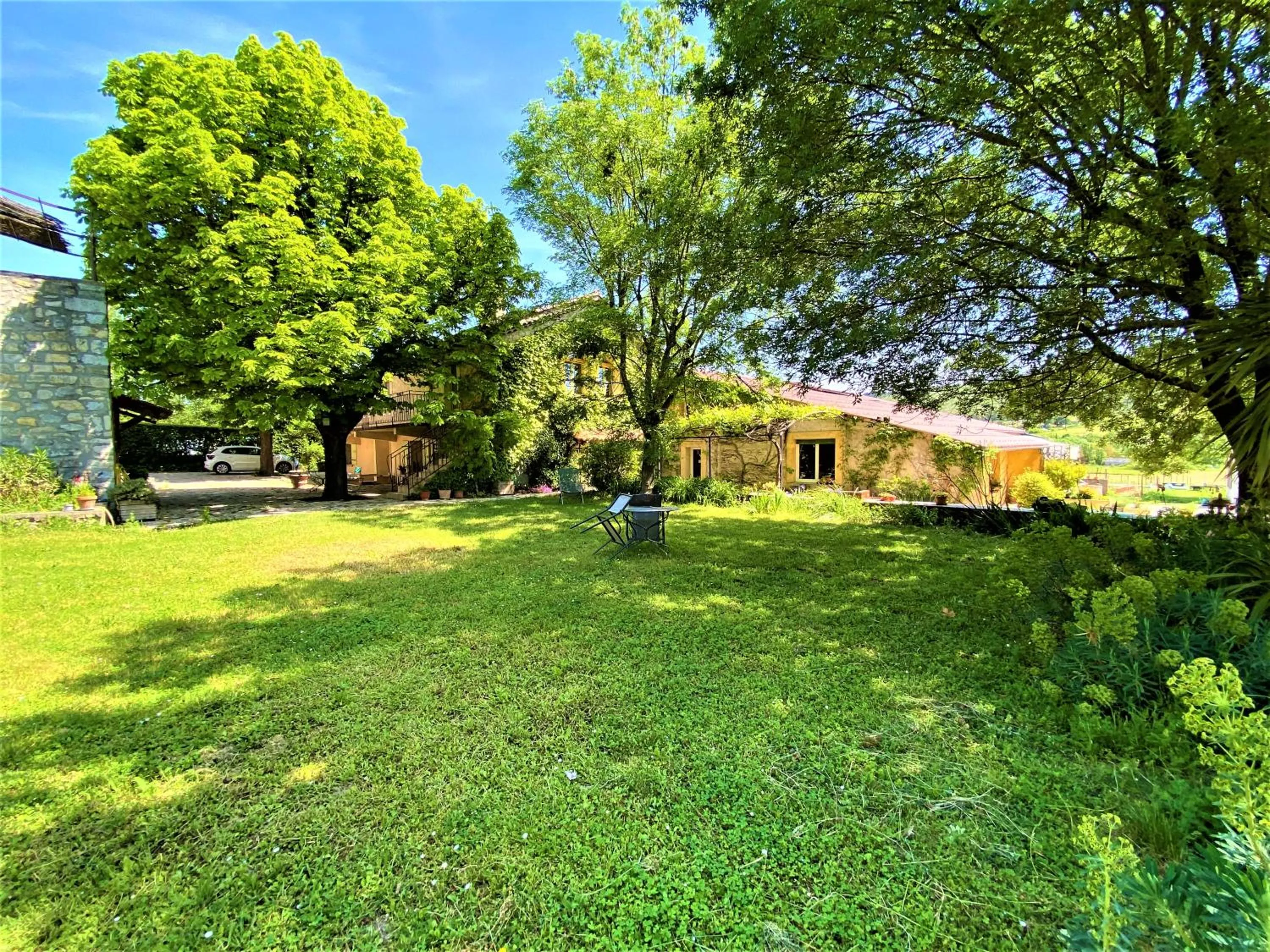 GITE DE GROUPE 15p, 7 ch, 6 sdb, parc et salle de réception, ou CHAMBRES D'HOTES