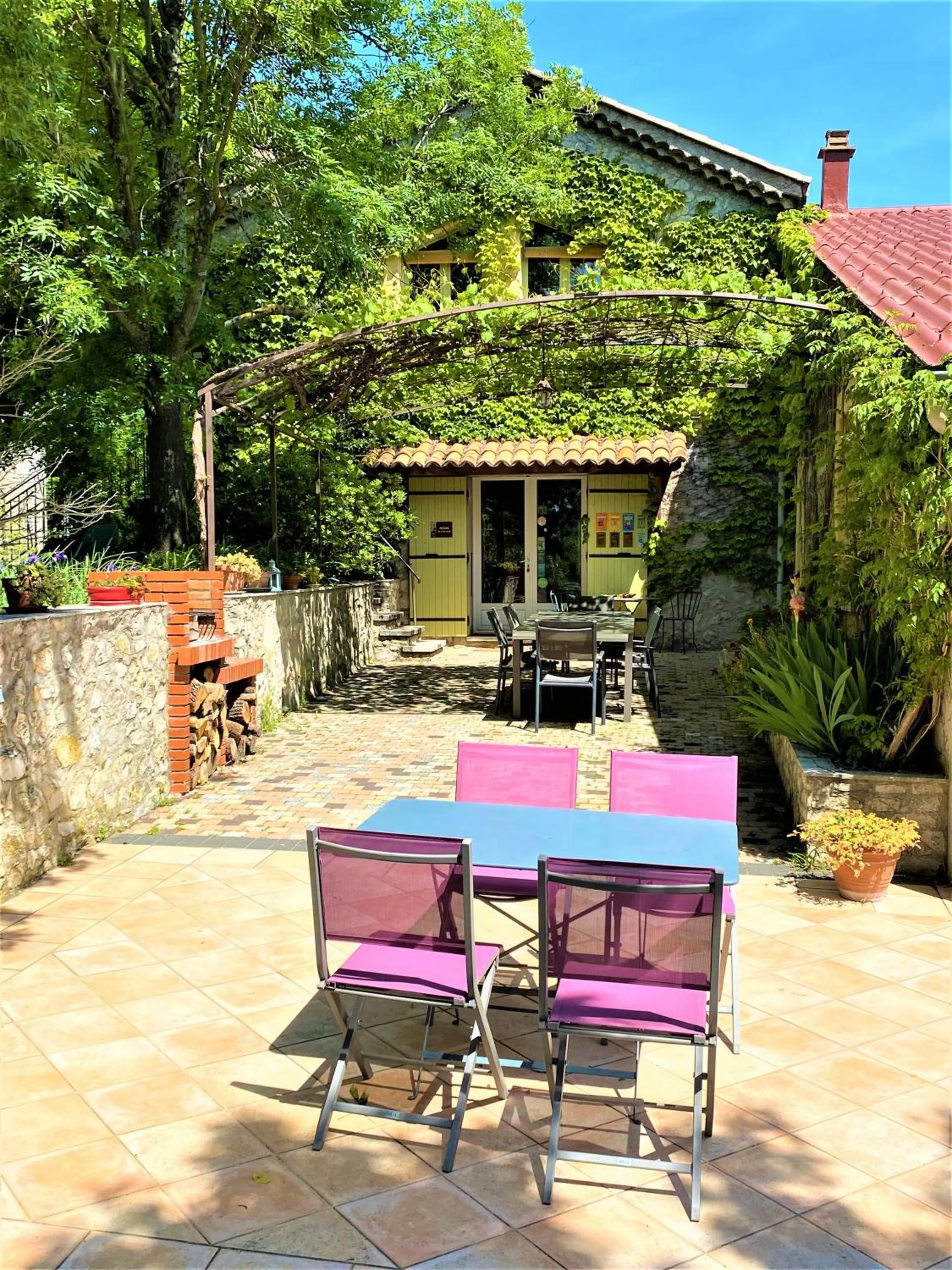 GITE DE GROUPE 15p, 7 ch, 6 sdb, parc et salle de réception, ou CHAMBRES D'HOTES