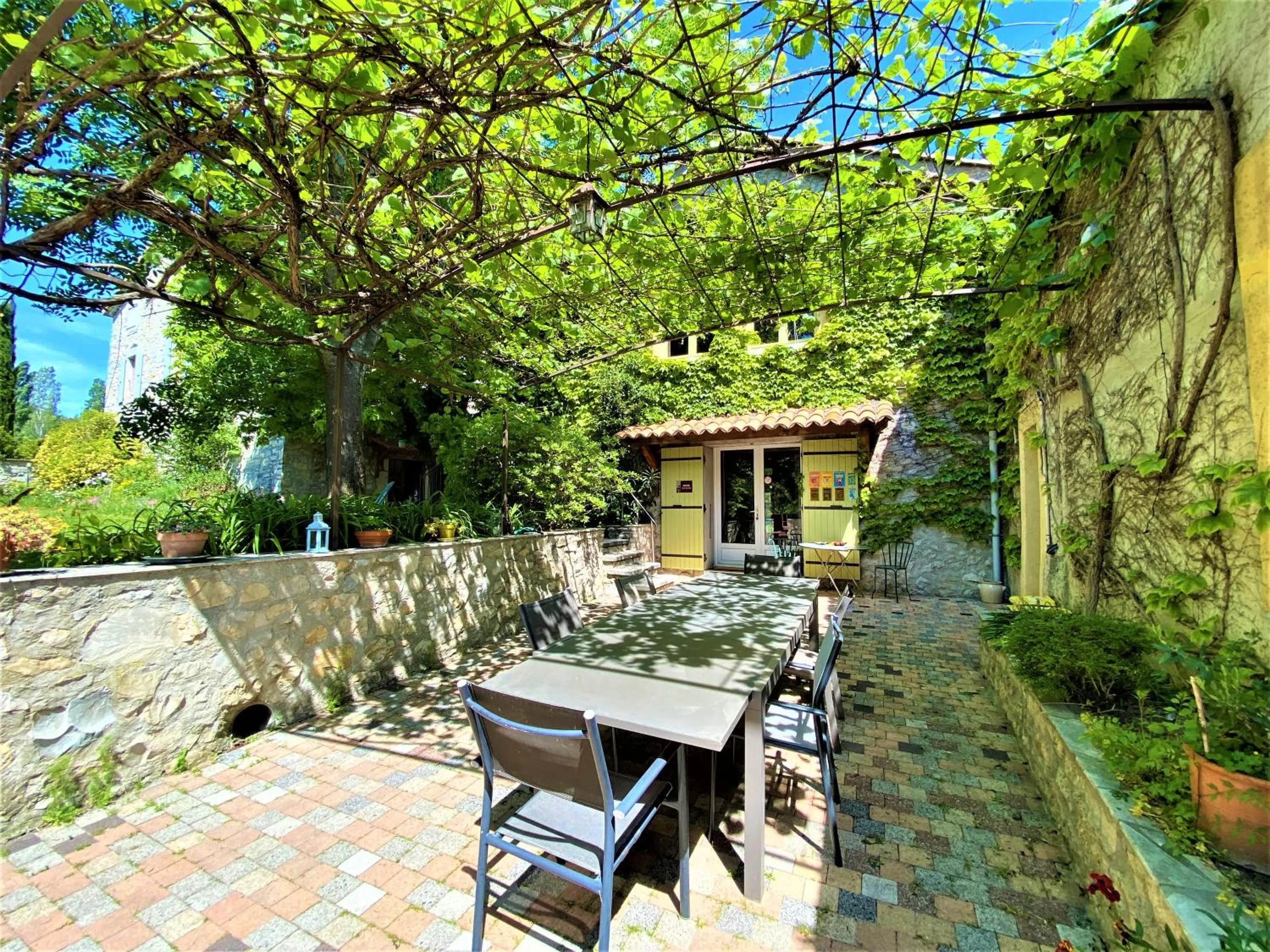 GITE DE GROUPE 15p, 7 ch, 6 sdb, parc et salle de réception, ou CHAMBRES D'HOTES