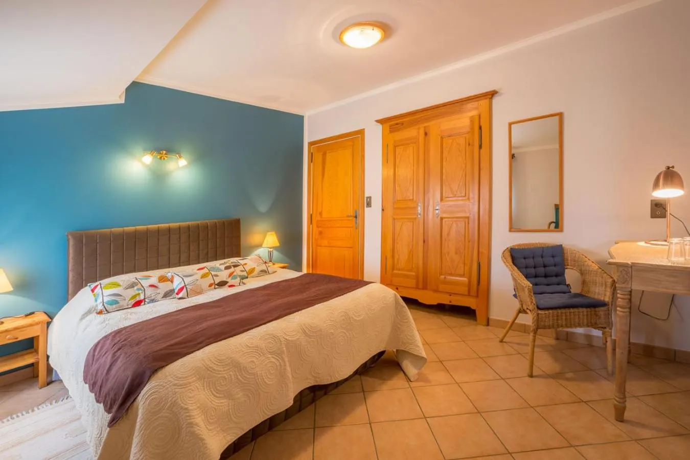 Bed in GITE DE GROUPE 15p, 7 ch, 6 sdb, parc et salle de réception, ou CHAMBRES D'HOTES