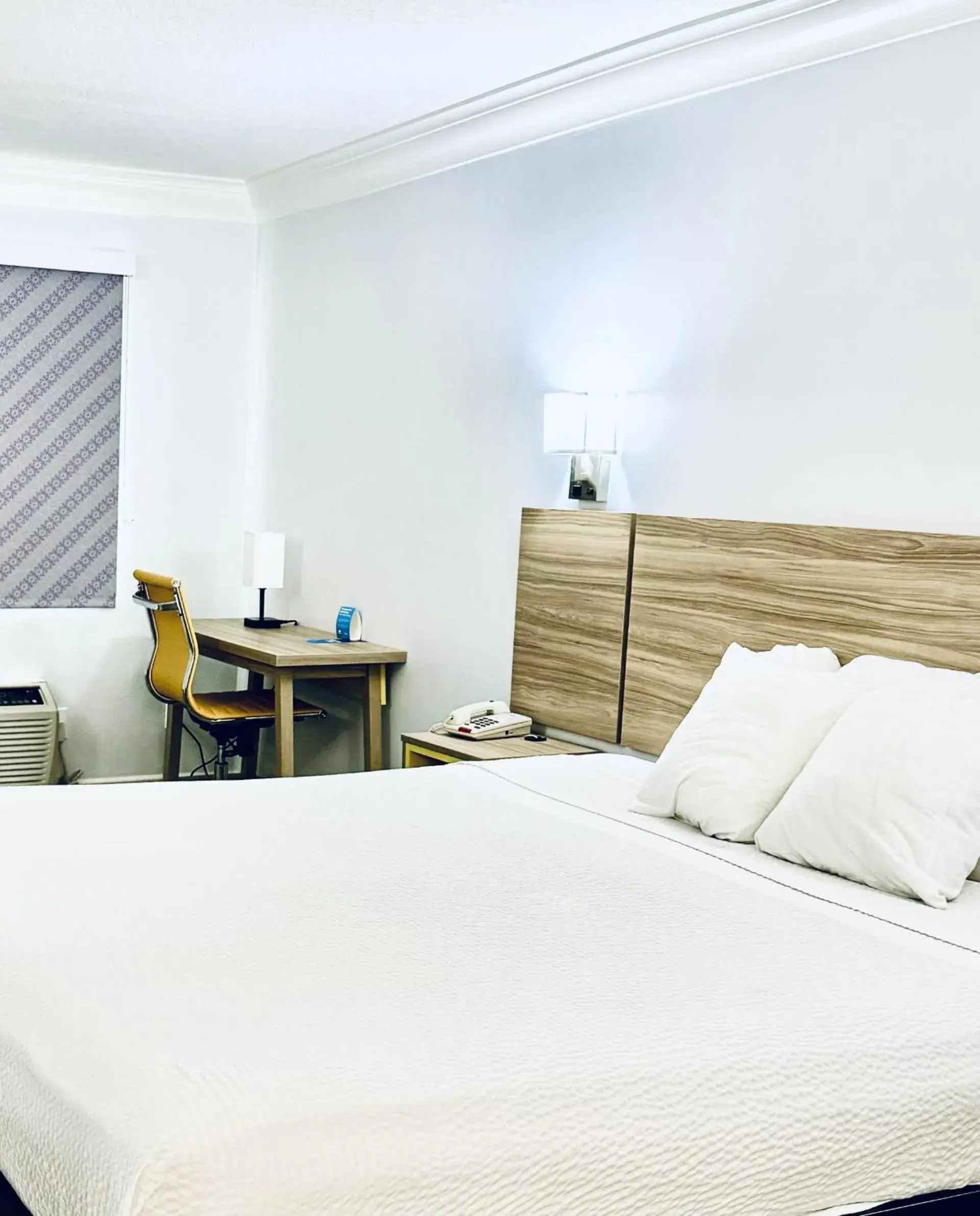 King Room with Mobility/Hearing Impaired Access - Non-Smoking in Days Inn by Wyndham Near City Of Hope King Room with Mobility/Hearing Impaired Access - Non-Smoking in Days Inn by Wyndham Near City Of Hope