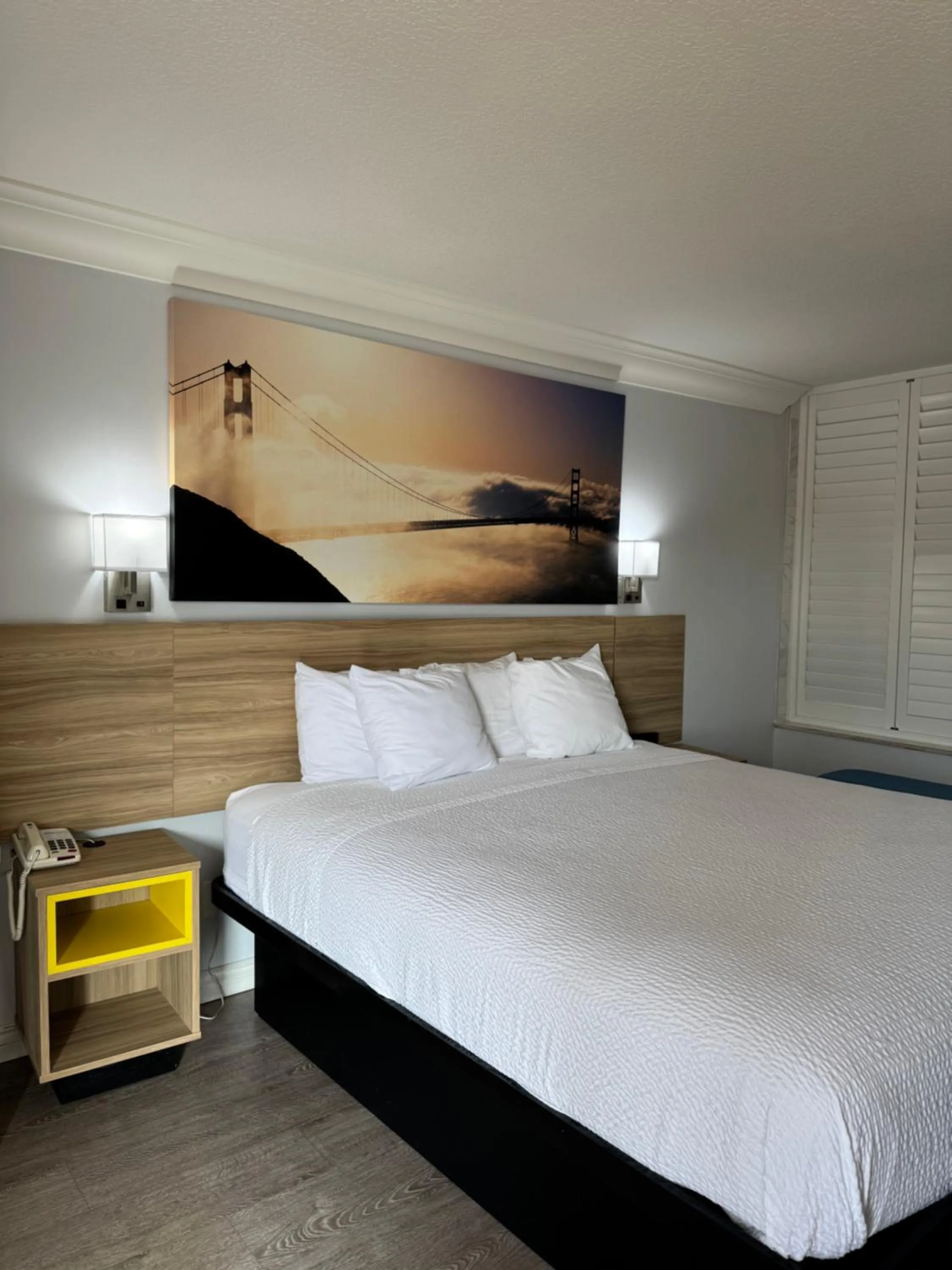 Bedroom, Bed in Days Inn by Wyndham Near City Of Hope