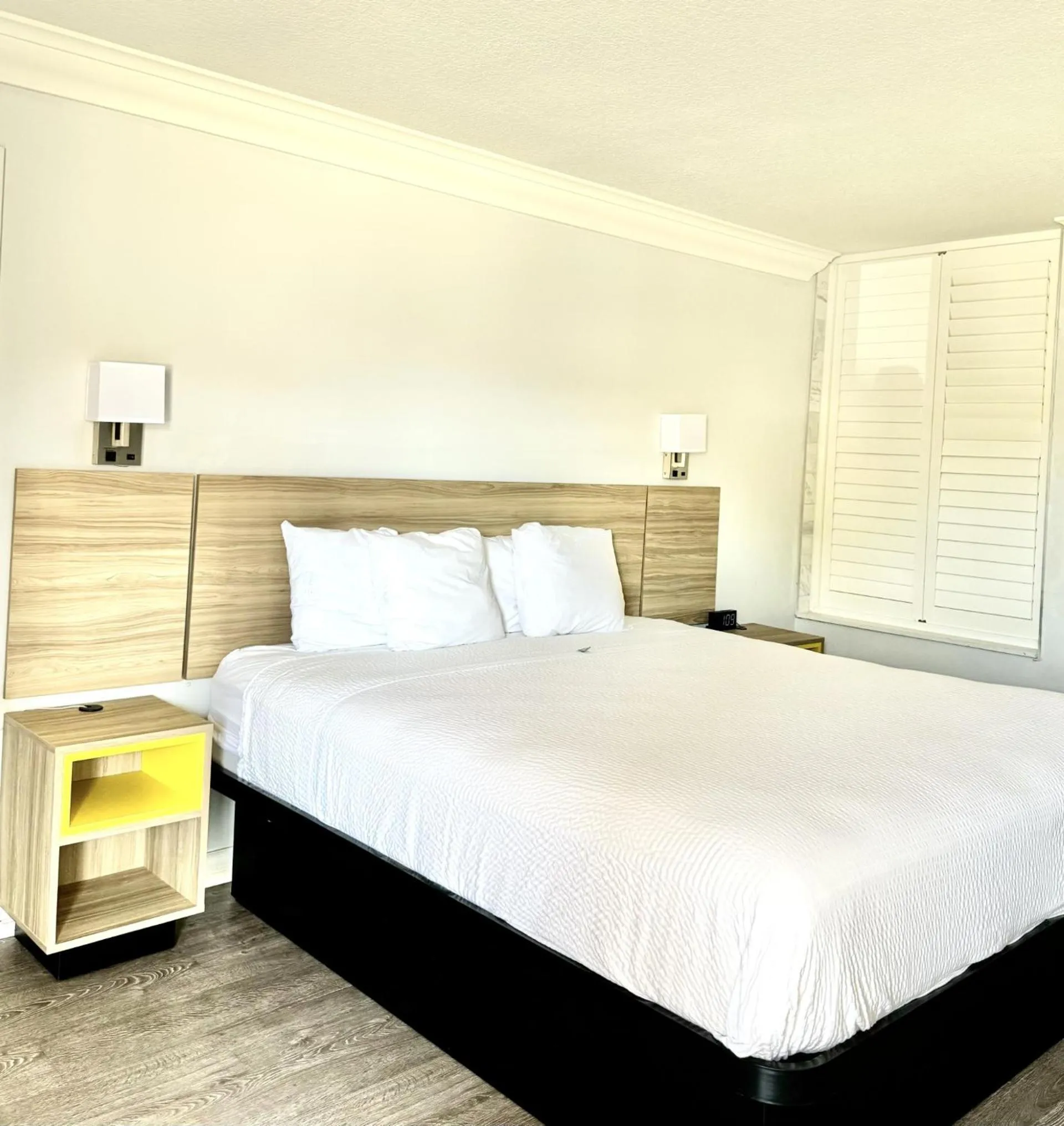 Deluxe King Room - Non-Smoking in Days Inn by Wyndham Near City Of Hope