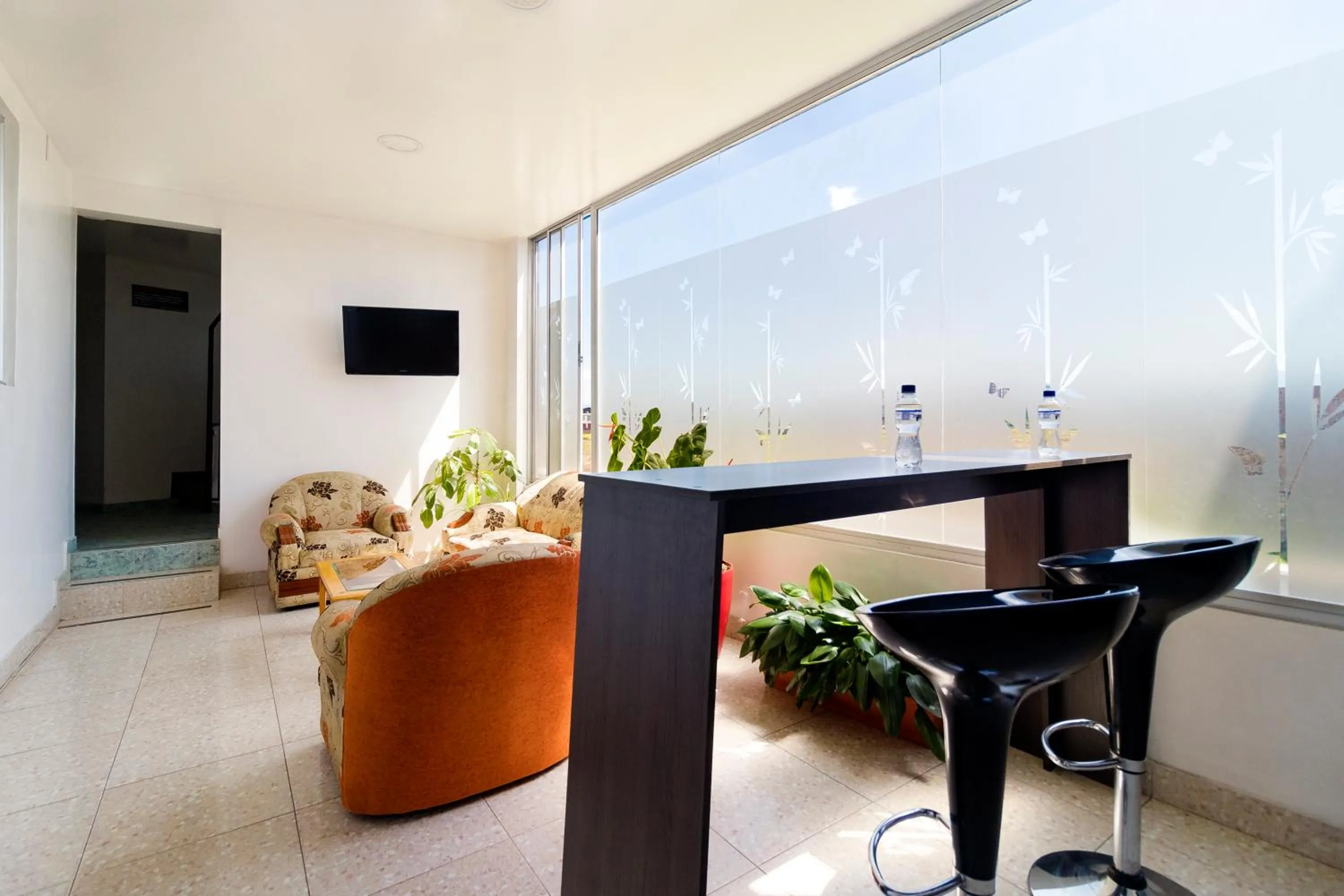 Communal lounge/ TV room in Ayenda 1069 Alfay