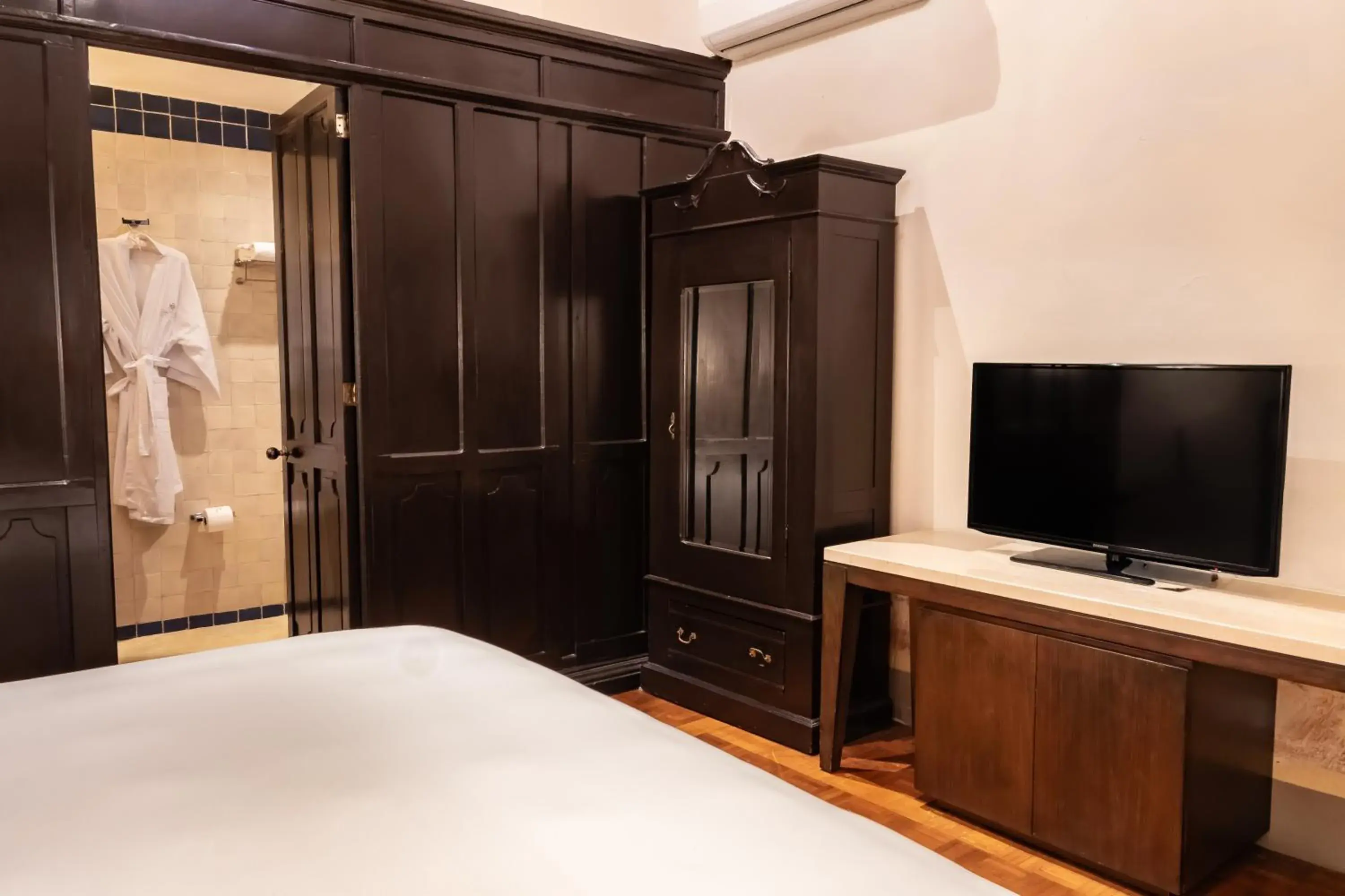 Novicias King Size Bed in Quinta Real Puebla Novicias King Size Bed in Quinta Real Puebla