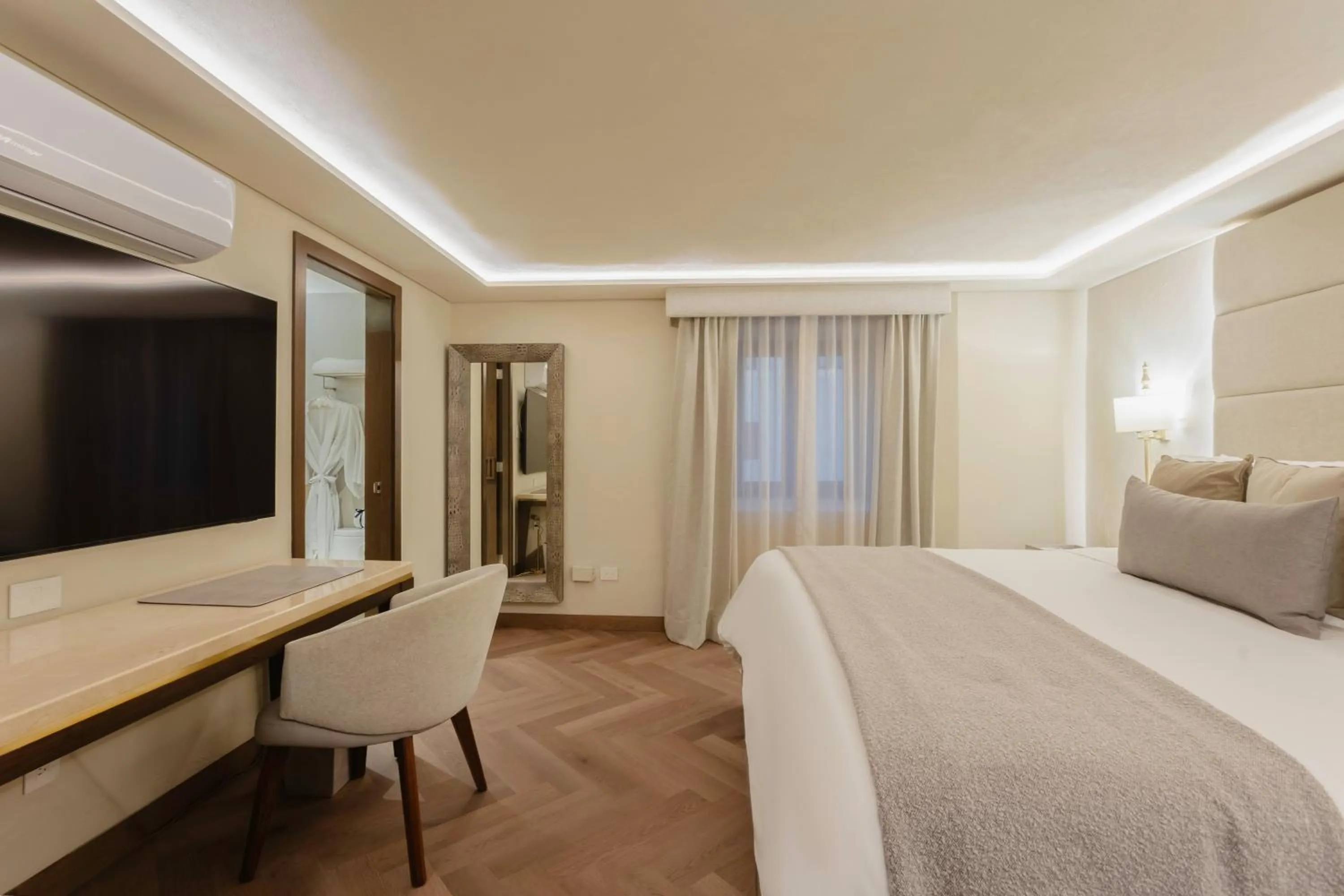 Photo of the whole room, Bed in Quinta Real Puebla