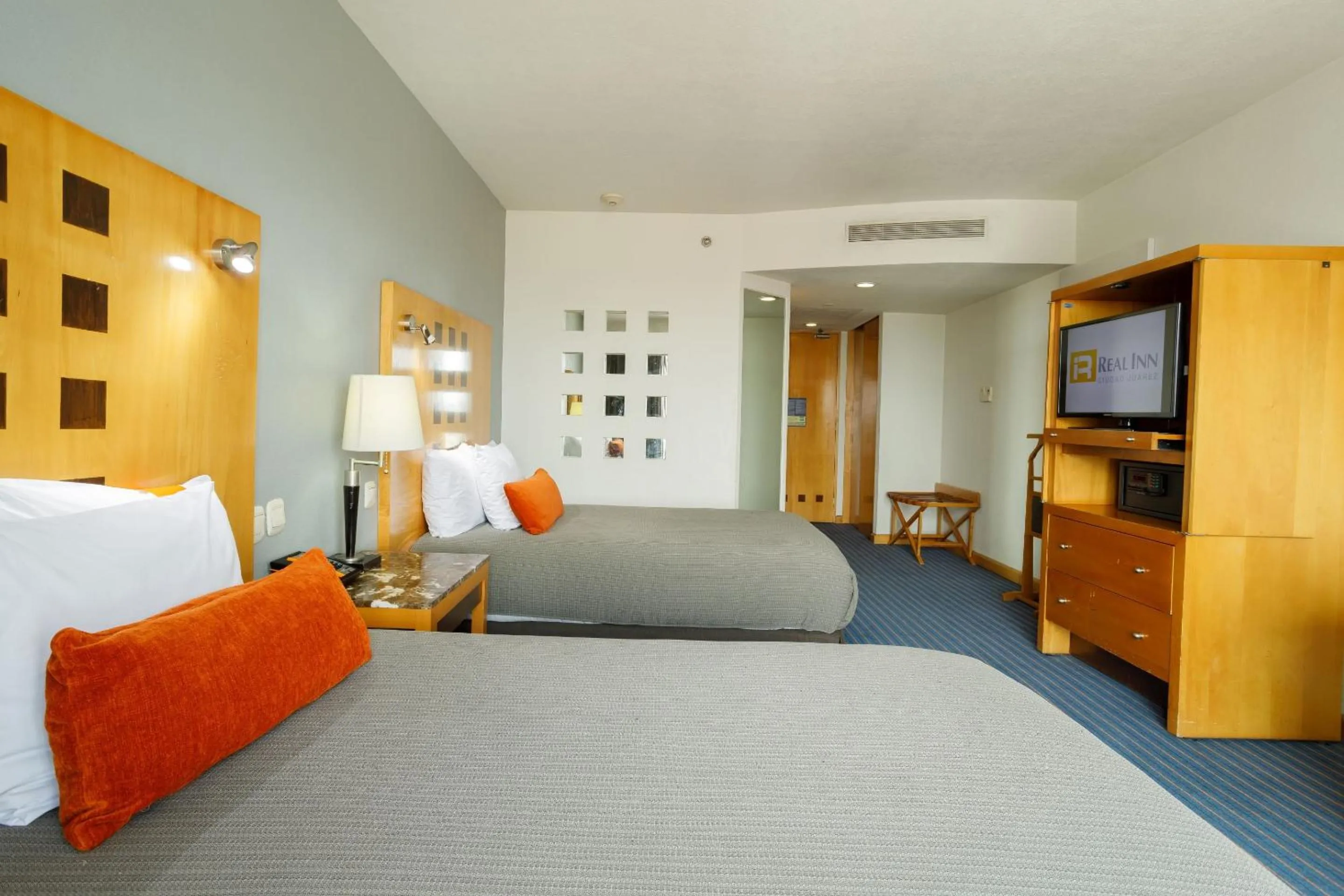 Photo of the whole room in Real Inn Ciudad Juarez by the USA Consulate