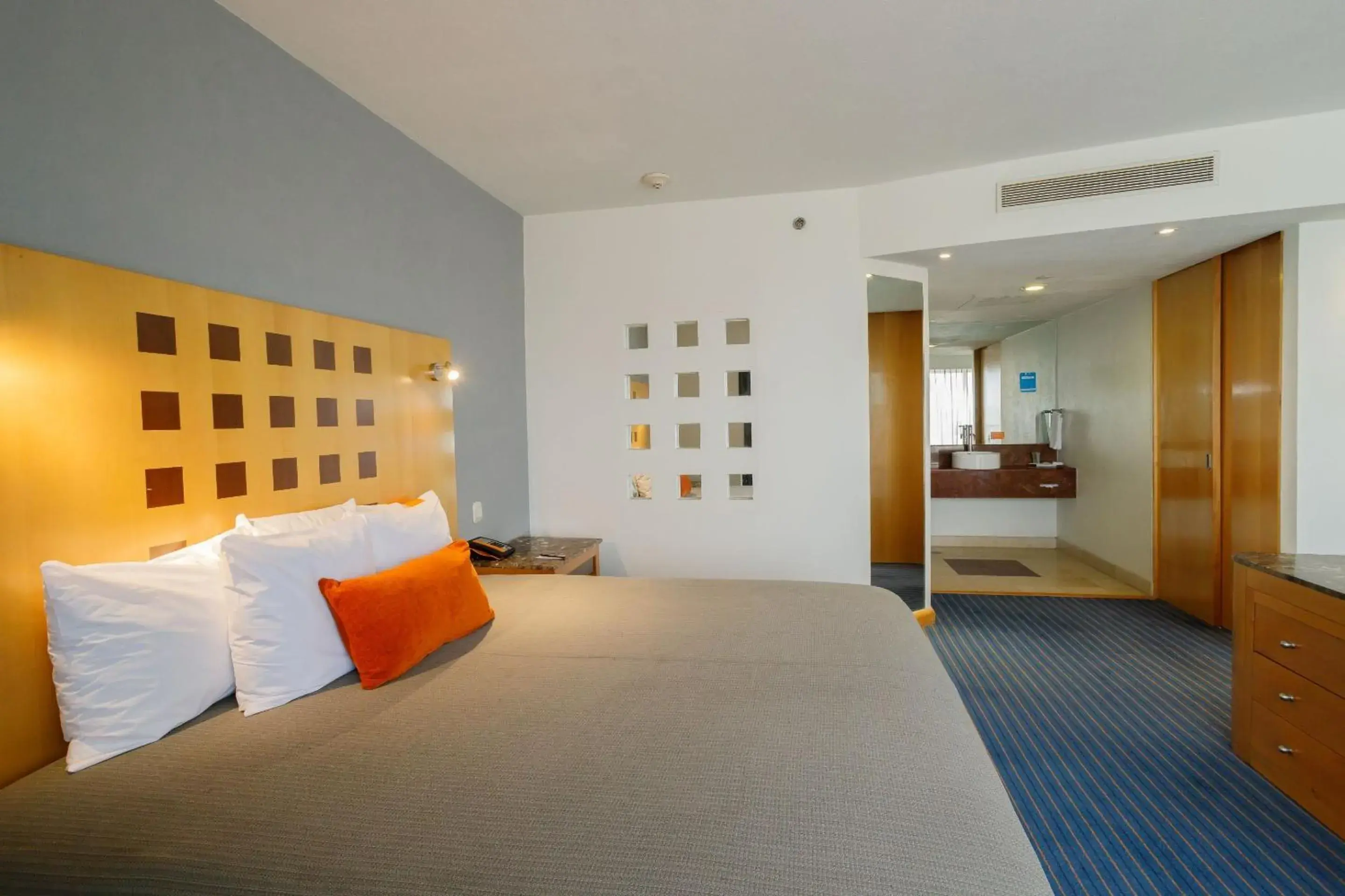 Photo of the whole room, Bed in Real Inn Ciudad Juarez by the USA Consulate Photo of the whole room, Bed in Real Inn Ciudad Juarez by the USA Consulate