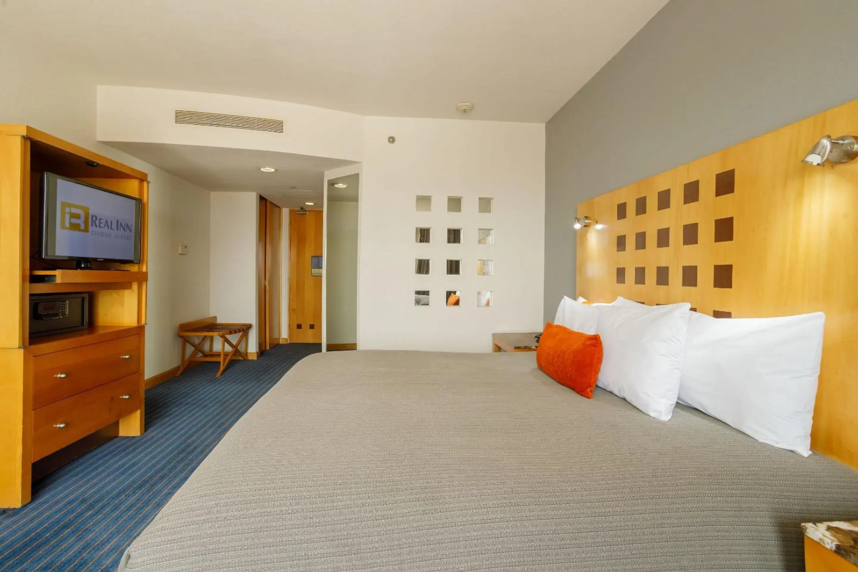 Photo of the whole room, Bed in Real Inn Ciudad Juarez by the USA Consulate Photo of the whole room, Bed in Real Inn Ciudad Juarez by the USA Consulate