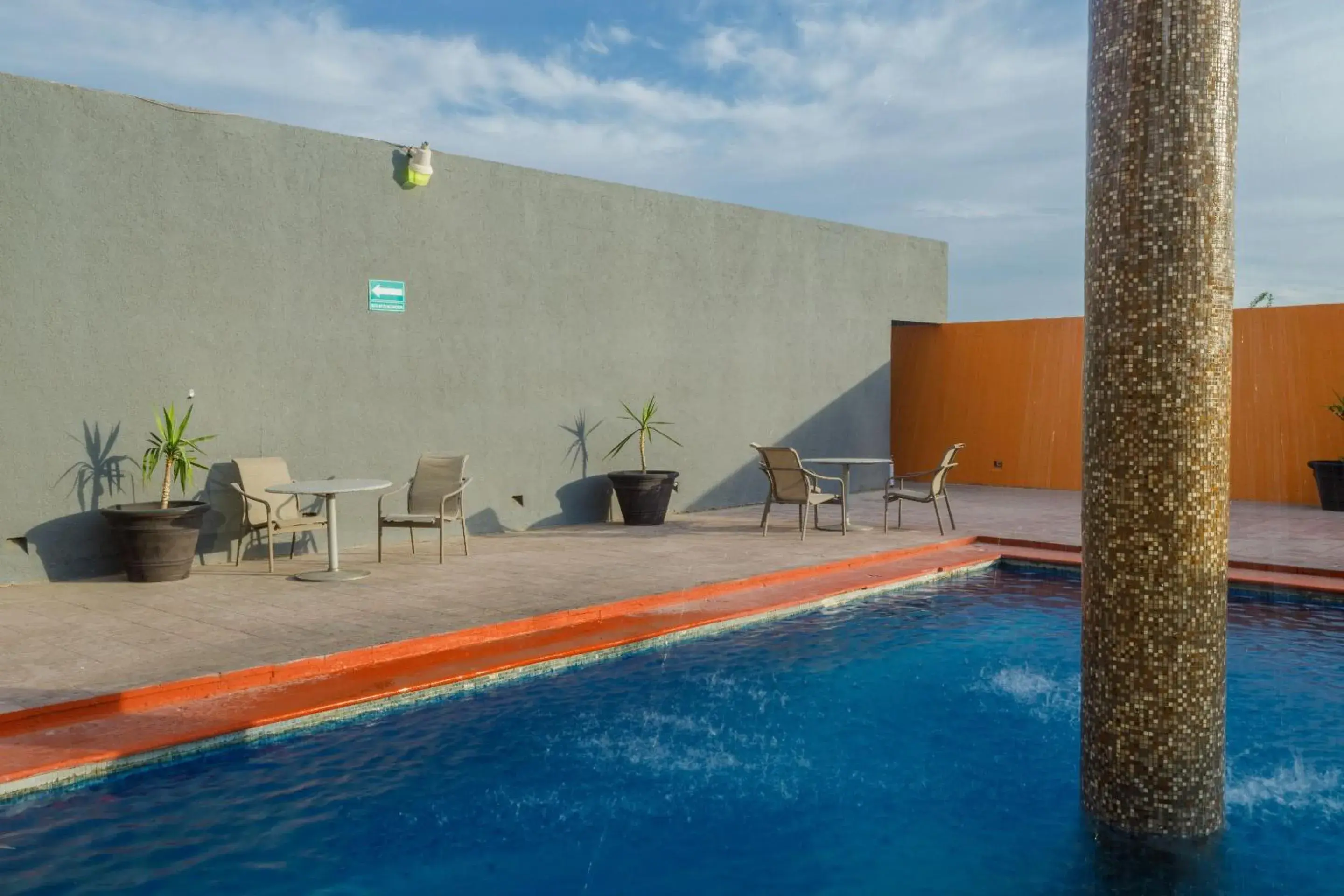 Swimming pool in Real Inn Ciudad Juarez by the USA Consulate Swimming pool in Real Inn Ciudad Juarez by the USA Consulate